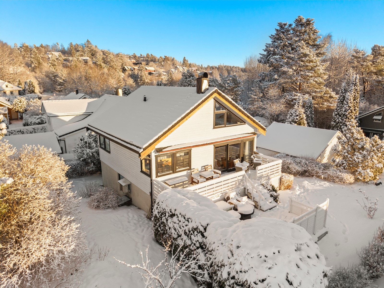 Eiendommen består av en eiet tomt på 674,60 kvm fordelt på to nivåer.
Gårdsplassen er gruset, og arealet rundt bygningen er opparbeidet med plen, beplantning, busker og steinheller. Galleribilde