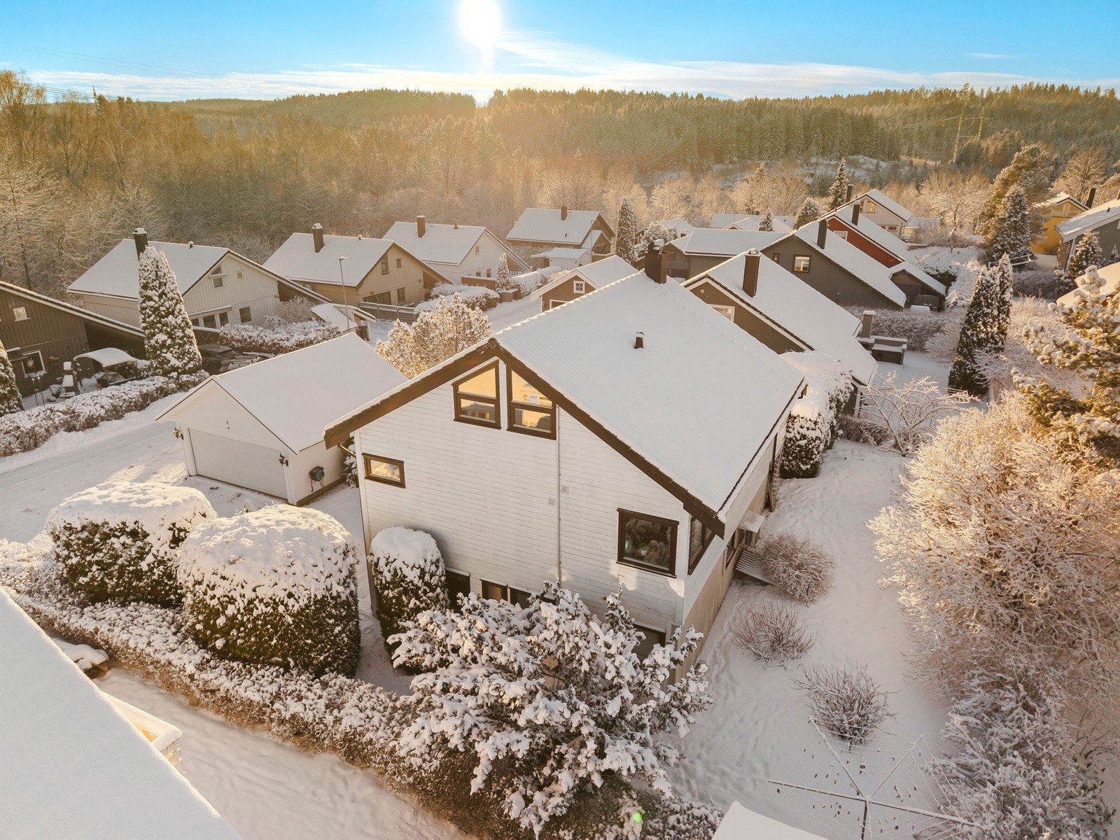 Dagligvarehandelen kan gjøres ved bl.a. Kiwi Oppegård og Meny eller Rema på Greverud.
Ønsker du ytterligere servicetilbud er det kort vei til Kolbotn Torg, Vinterbro Senter og Ski Storsenter. Galleribilde