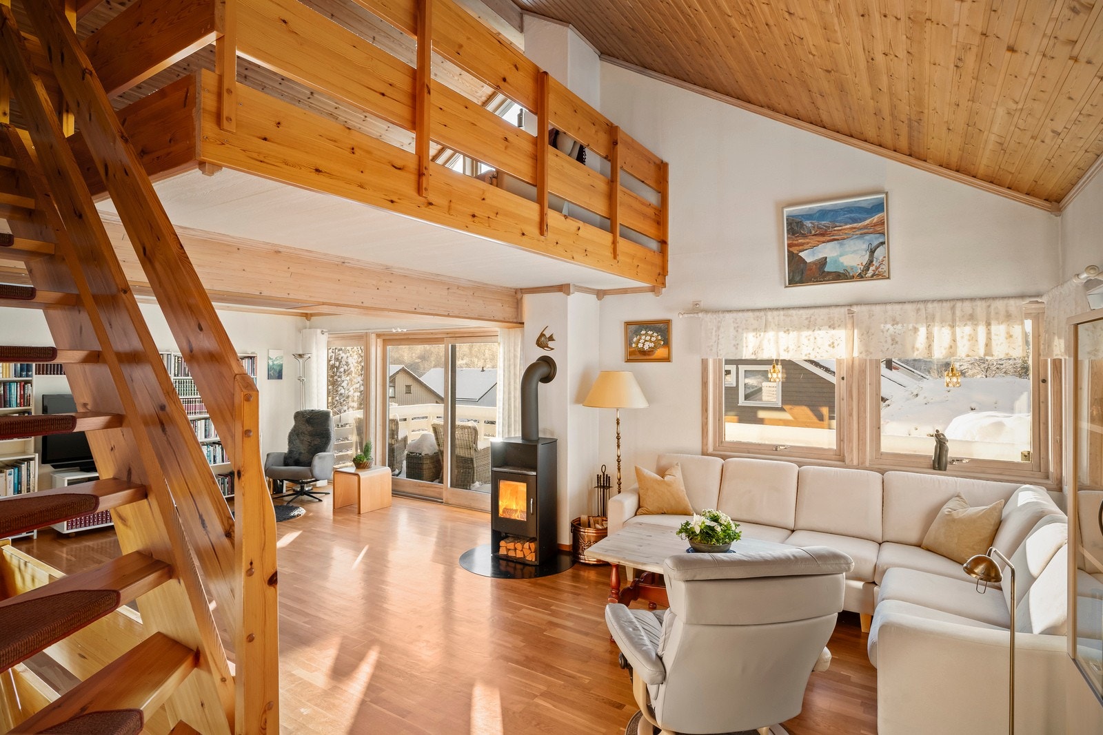 Videre fra stuen kommer man opp til hemsen. Galleribilde