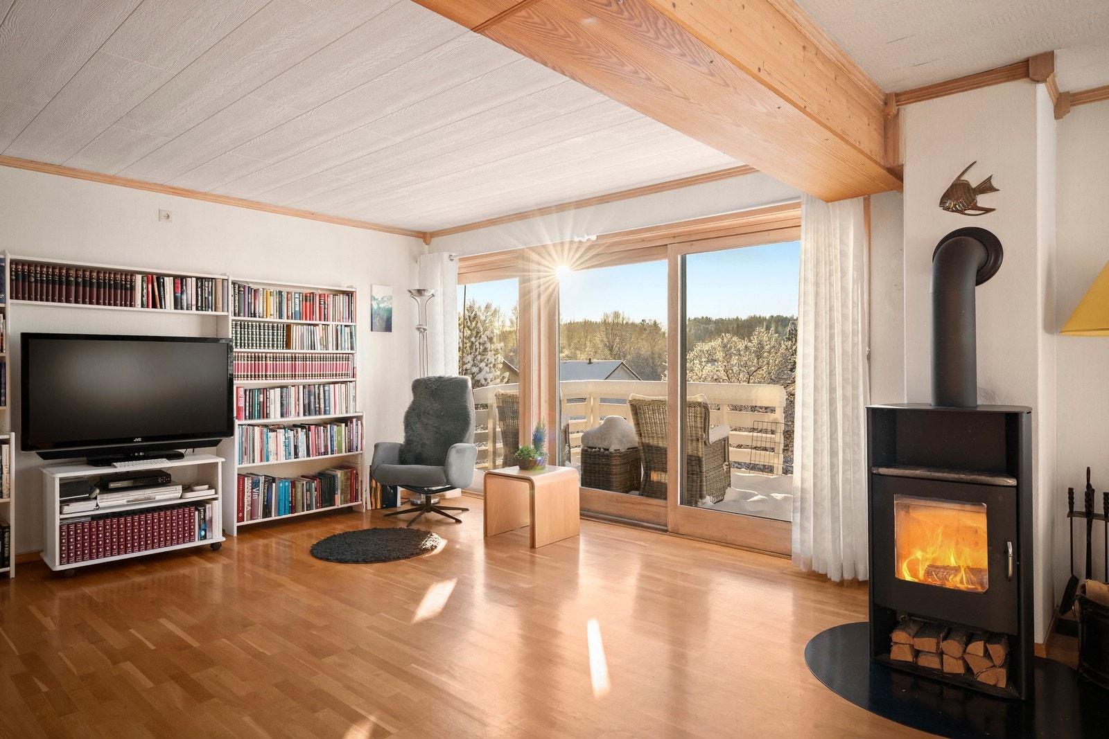 Store vinduer sørger for rikelig med naturlig lys inn.
Det er utgang til en sydvest vendt terrasse på ca. 18 kvm fra stuen. Herfra kommer man videre ned til hagen og en større terrasse med plass til sittegruppe. Galleribilde