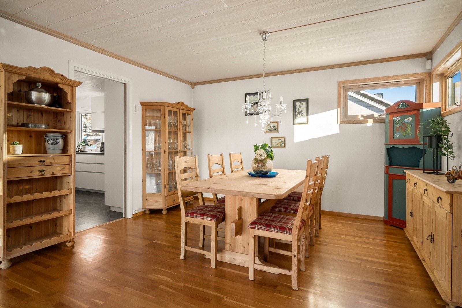 Spisestuen er praktisk plassert i nærheten av kjøkkenet. Galleribilde