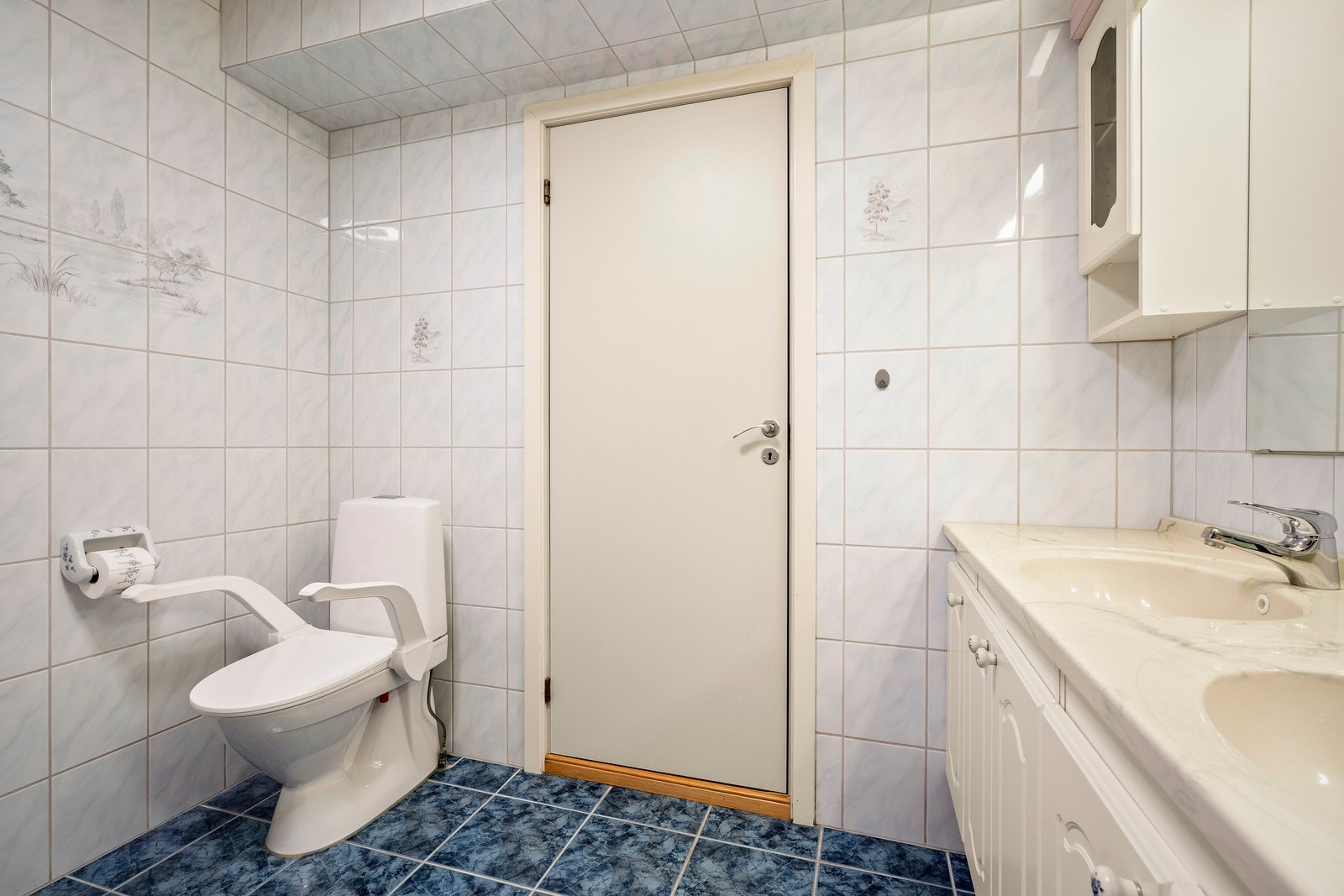 Rommet oppvarmes av elektriske varmekabler og ventileres via ventil tilkoblet mekanisk avtrekk. Galleribilde