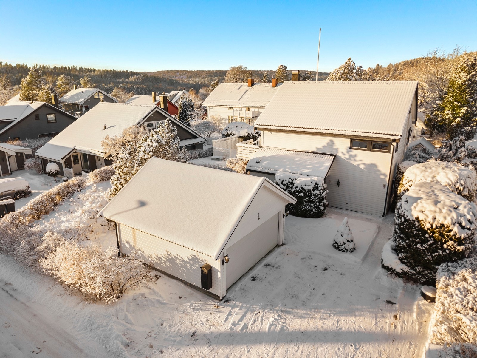 Parkering i garasje og flere biloppstillingsplasser. Galleribilde