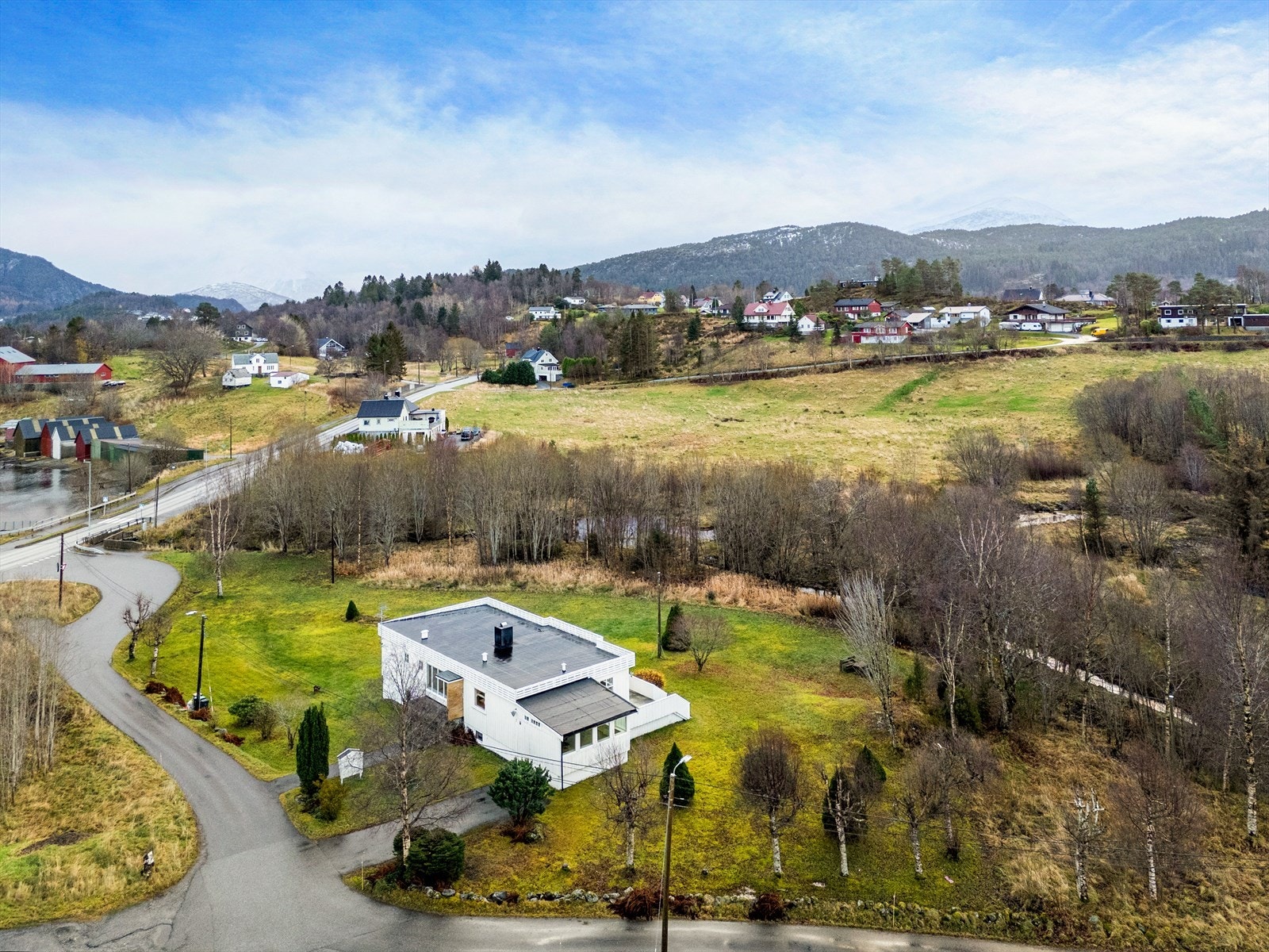 Huset ligger i et etablert nabolag med kort vei til fasiliteter. Galleribilde