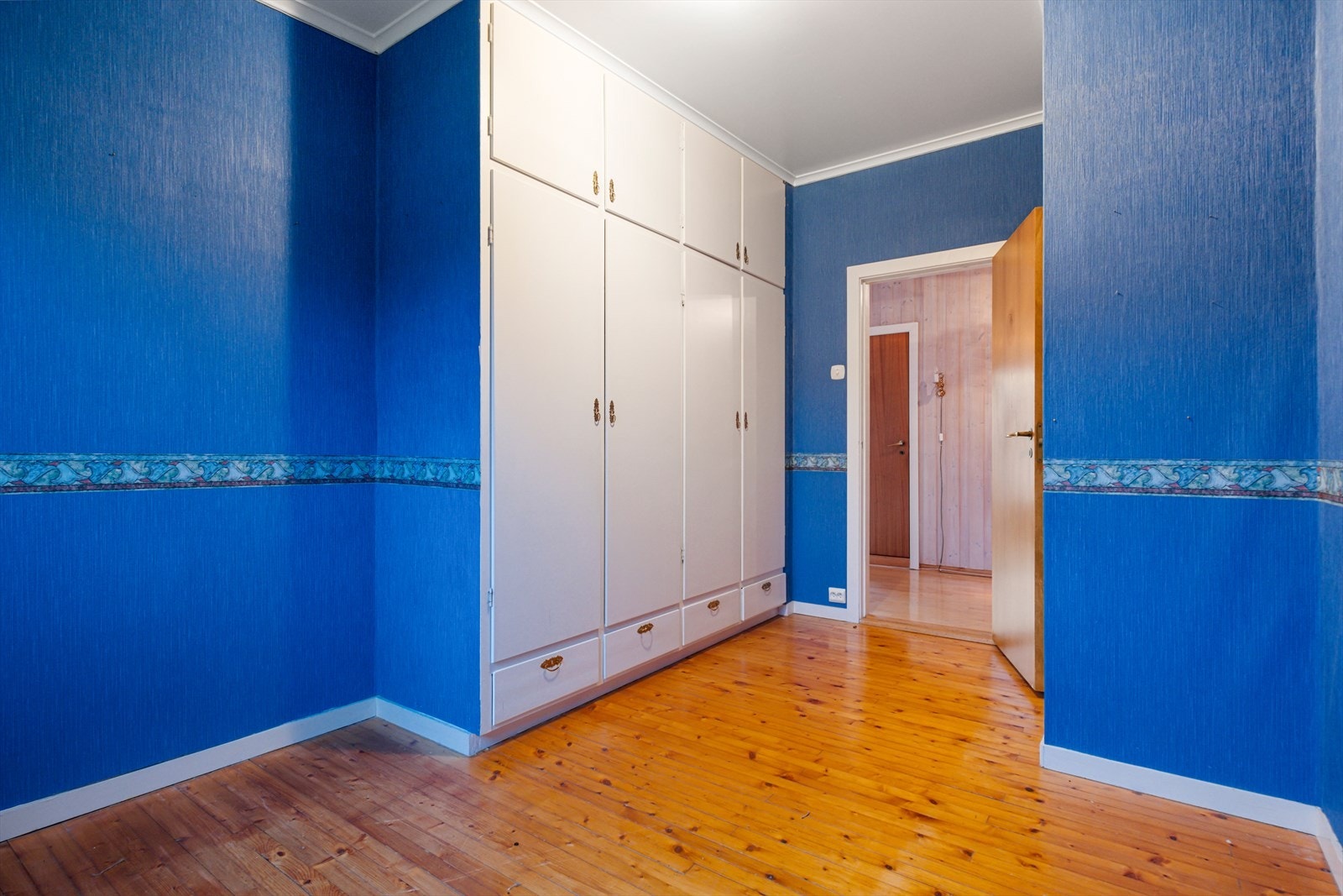 Effektiv garderobeløsning med skapdører gir god oppbevaringsplass i soverommet. Galleribilde