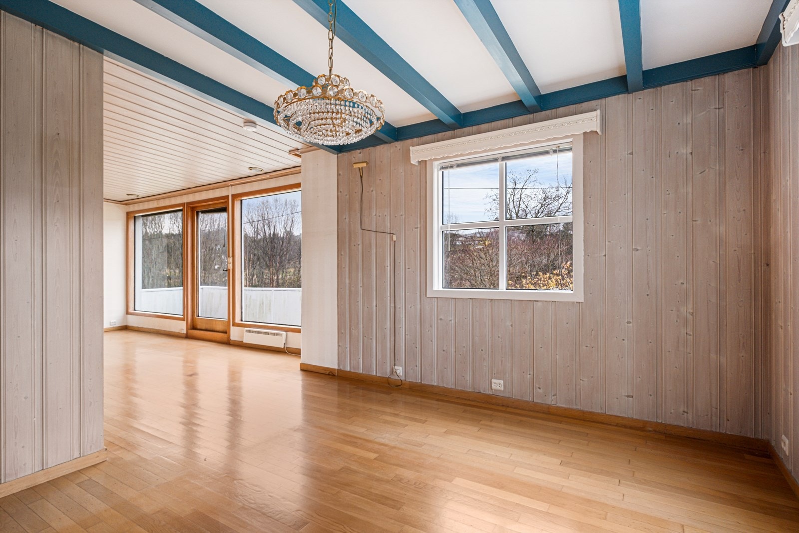 Store vinduer gir godt med naturlig lys til rommet. Galleribilde