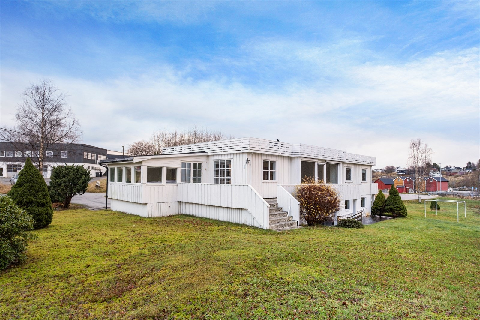 Eiendommen er stor med mange muligheter og er godt skjermet Galleribilde