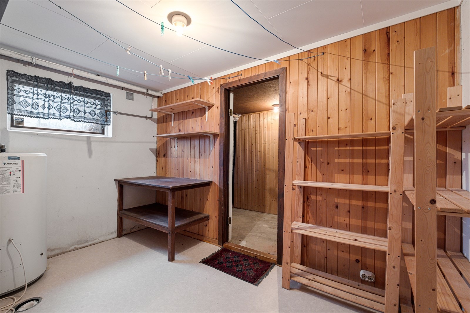 Varmtvannstanken fra 1999 er plassert i boden og har en kapasitet på ca. 200 liter. Galleribilde