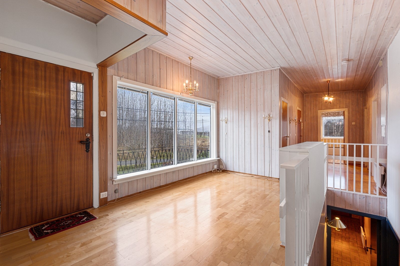 Inngangsparti og romslig hall når du kommer inn Galleribilde