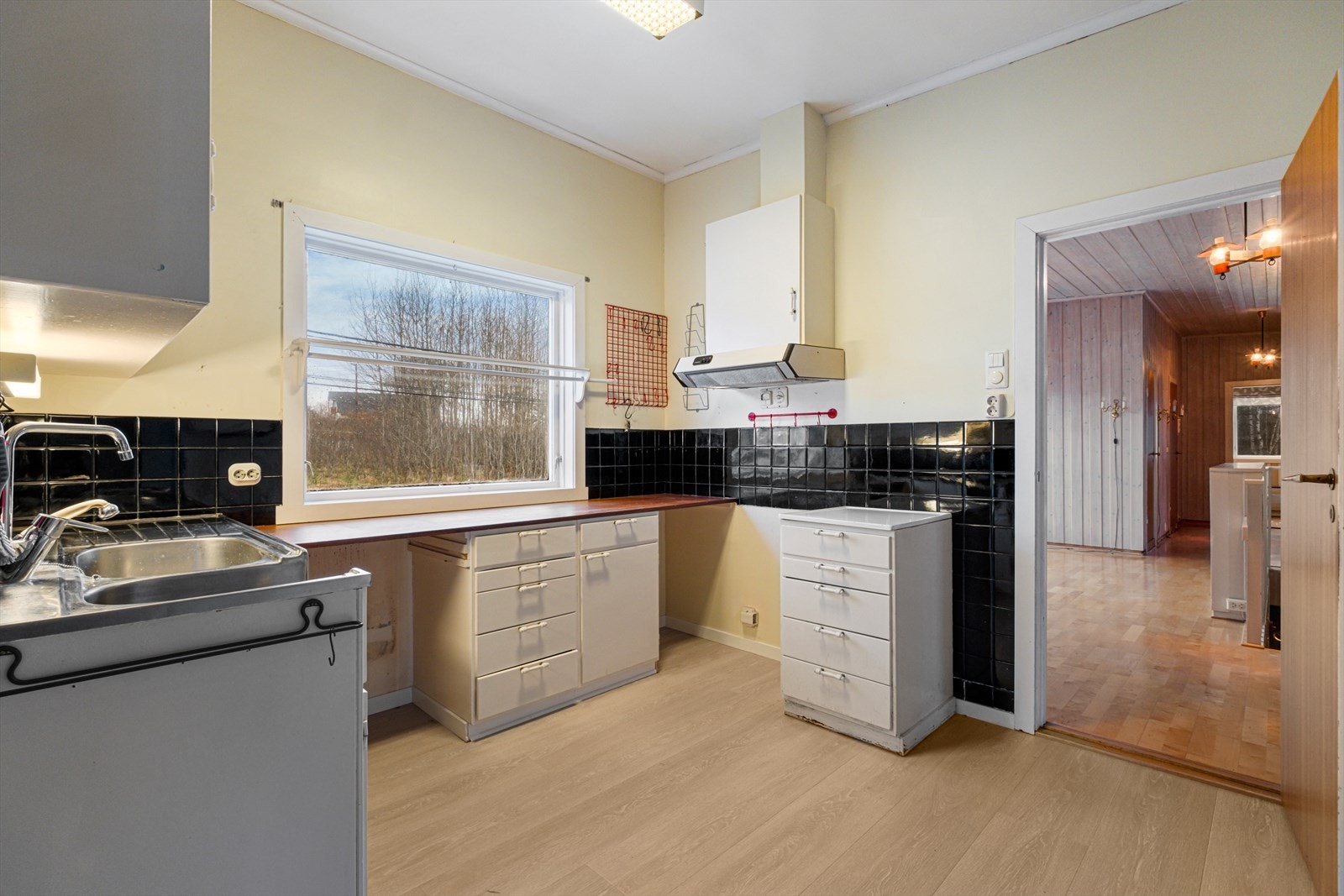 Benkeplaten i laminat og overskap med glatte fronter gir en praktisk arbeidsflate. Galleribilde