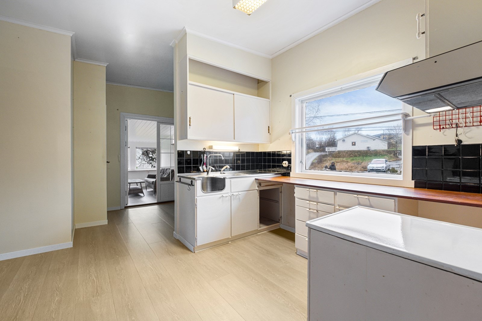 Kjøkkenet har glatte fronter og laminat benkeplate, samt kjøkkenventilator med avtrekk ut. Galleribilde