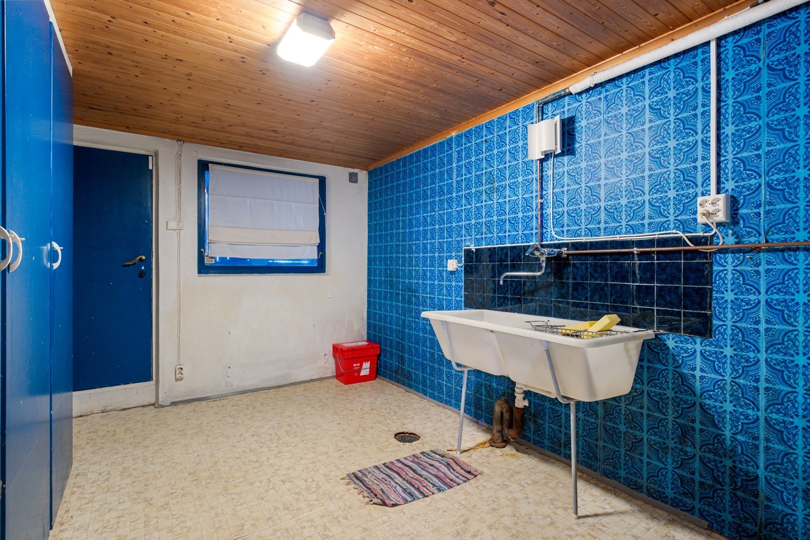 Vaskerommet har skyllekar og opplegg for oppvaskmaskin, samt fliser på vegg og belegg på gulv. Galleribilde