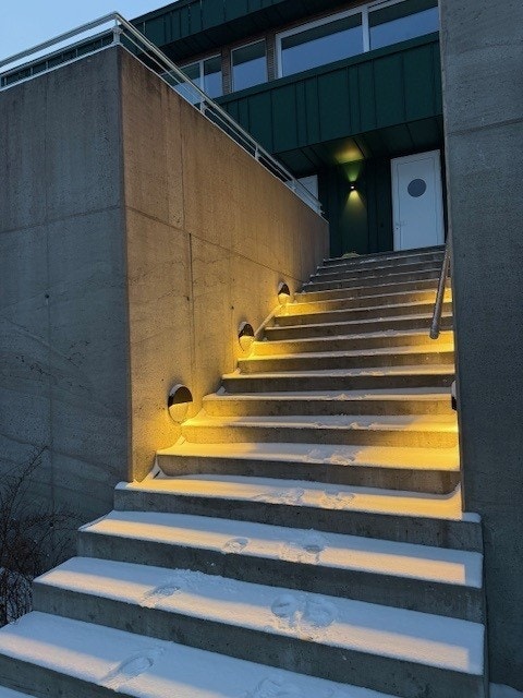 Selgers bilde. Ute finner vi en støpt trapp med lys langs trappeoppgangen. Galleribilde