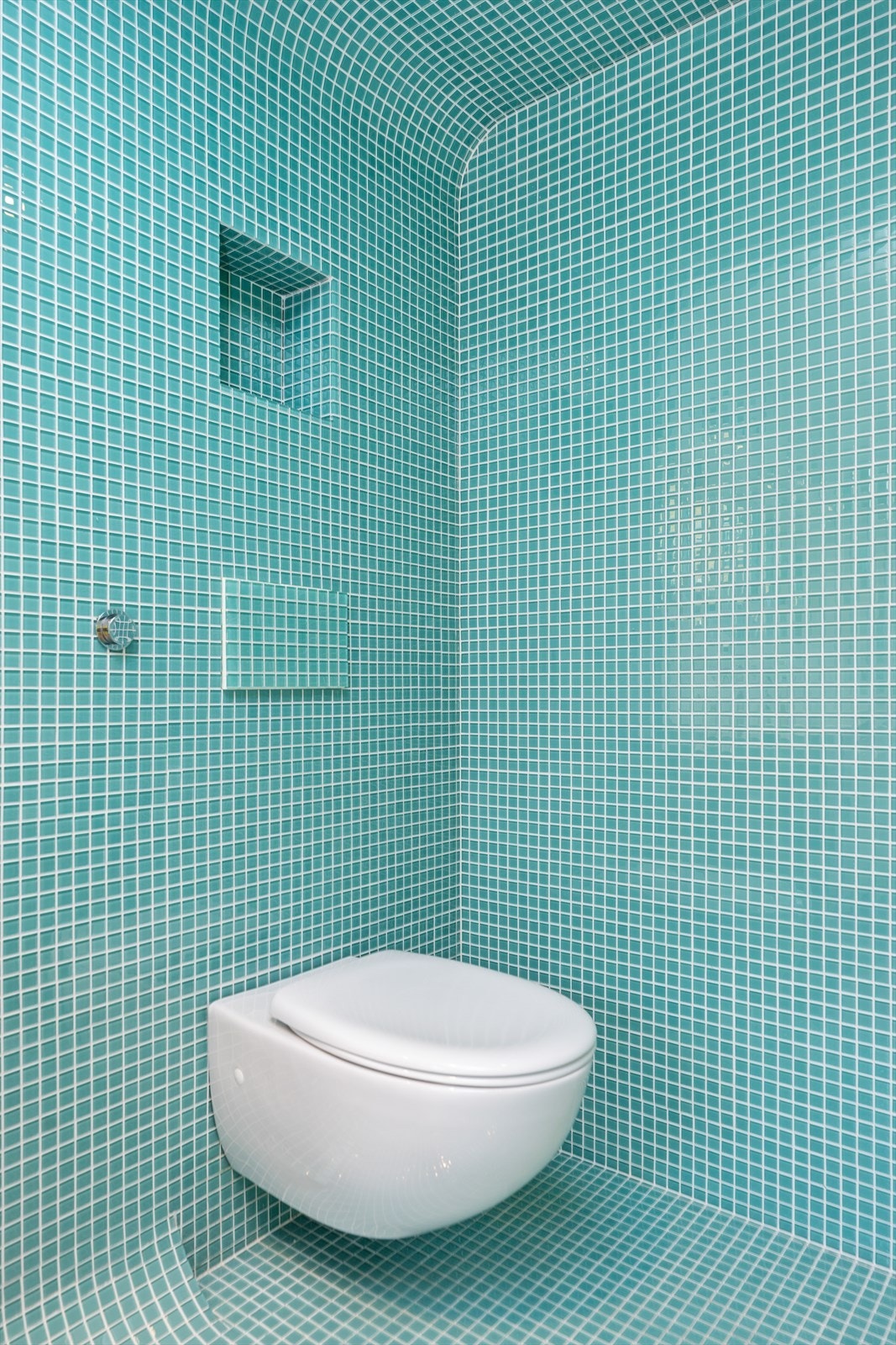 Vegghengt toalett. Galleribilde