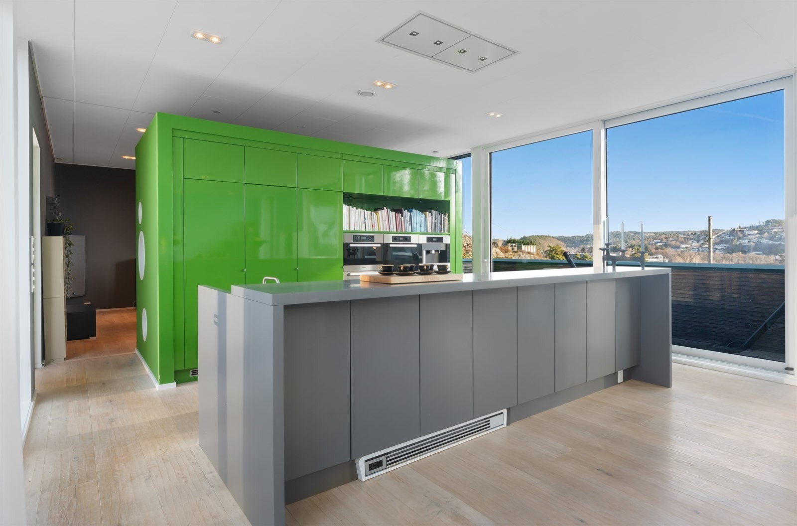 Kjøkkenøyen er også tilpasset så man kan benytte denne som en barløsning med barstoler. Man har også på denne siden oppbevaringsskap. Galleribilde