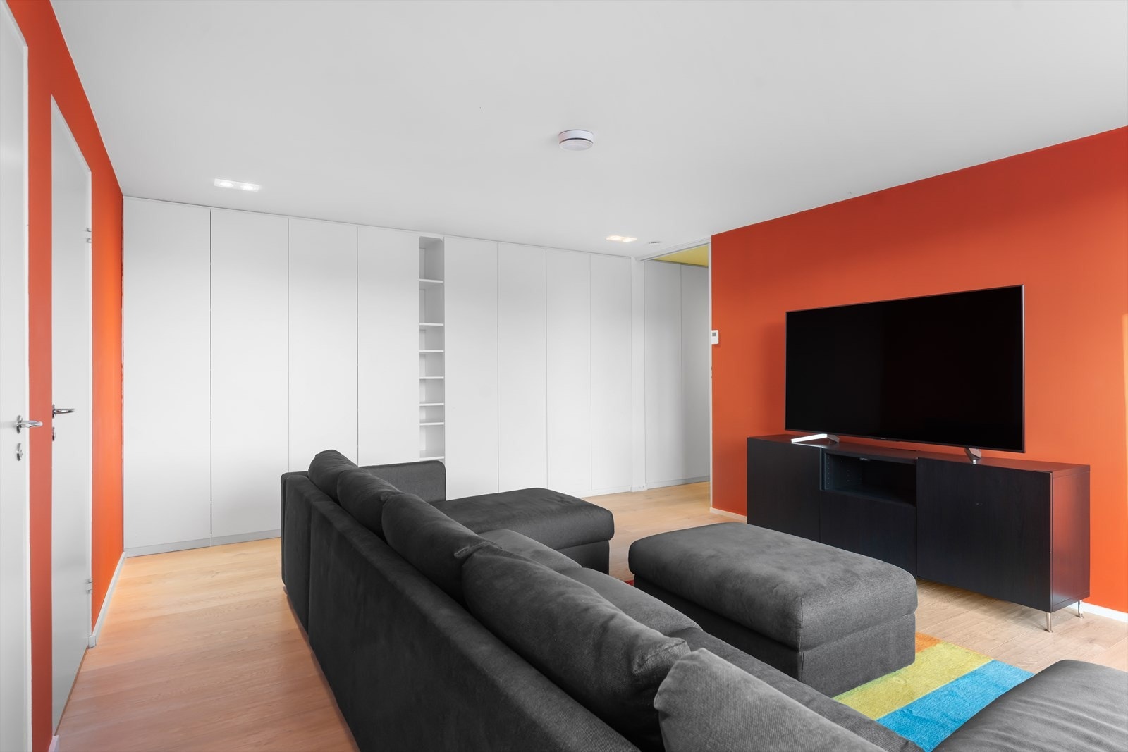 Her ser man at garderobeløsningen strekker seg helt fra gangen og inn til TV-stuen. Herfra finner vi også 2 soverom. Galleribilde