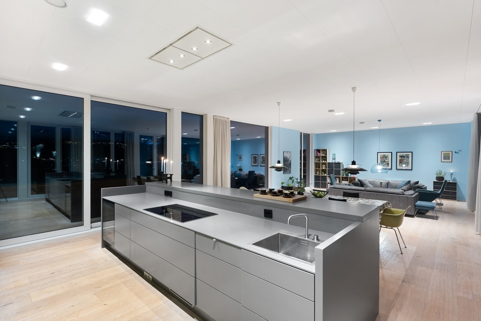 kjøkkenet er fint utformet med kjøkkenøy, skuffer og skap, integrerte hvitevarer av kvalitetsmerket Miele og vinskap. Galleribilde