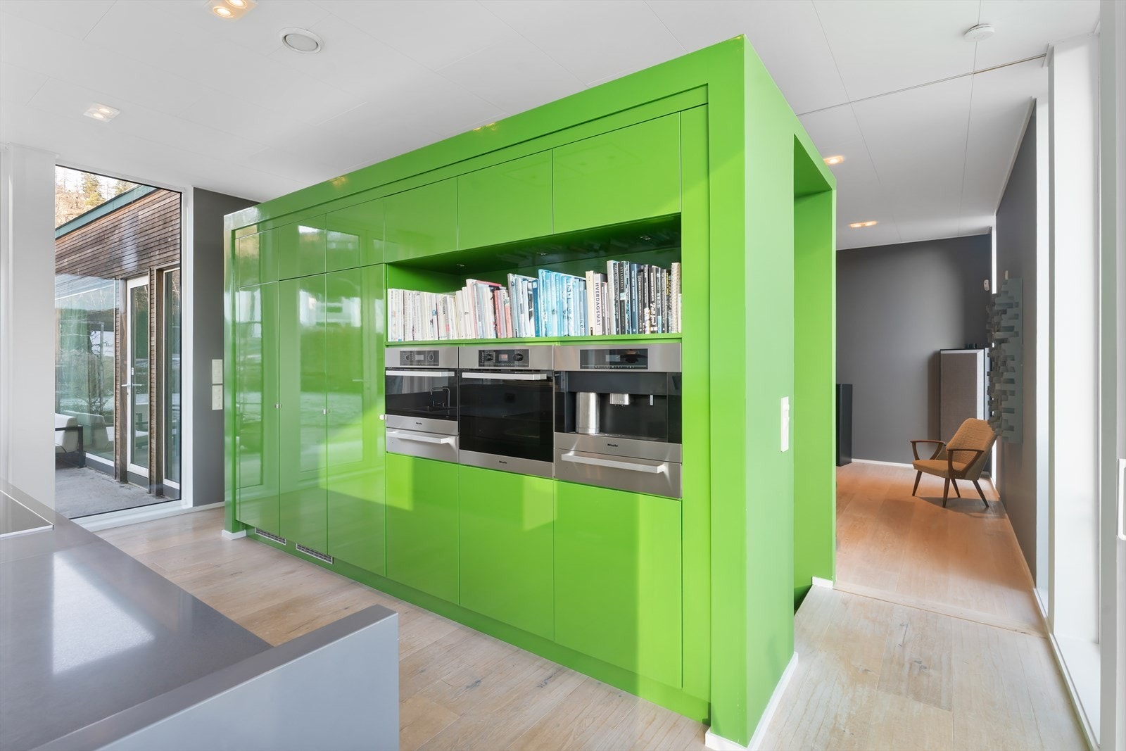 I bakkant av kjøkkenet finner vi en egen TV avdeling. Galleribilde