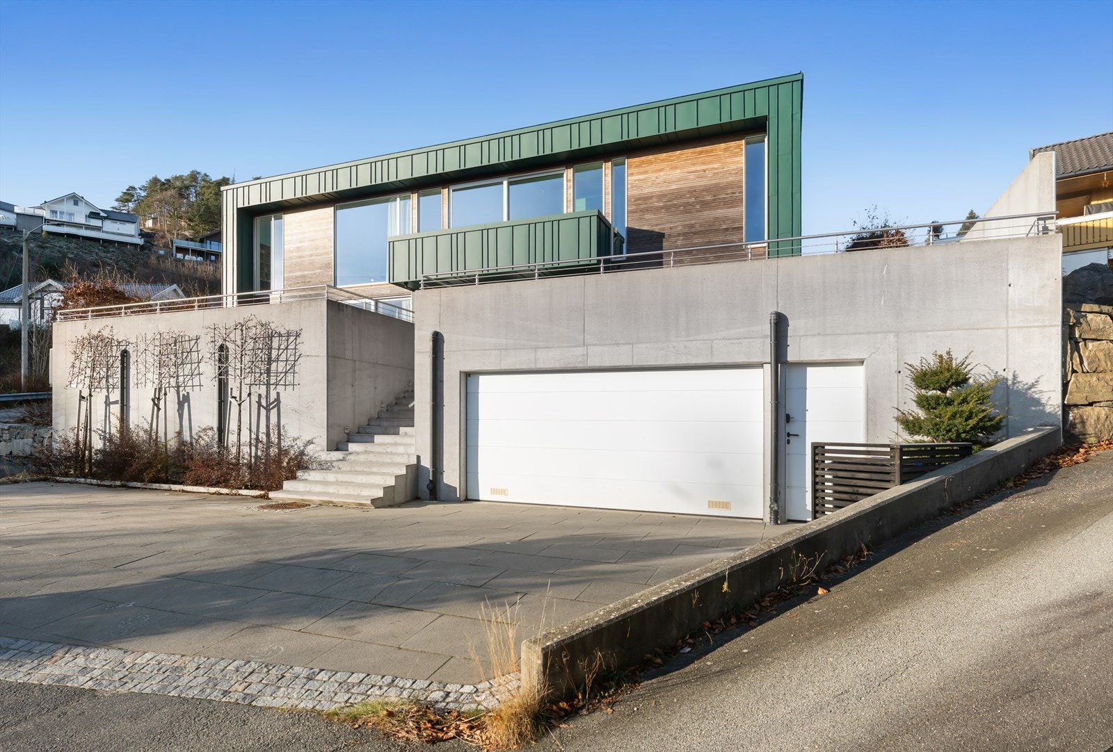 Foran huset finner vi et romslig tun og garasje. Galleribilde