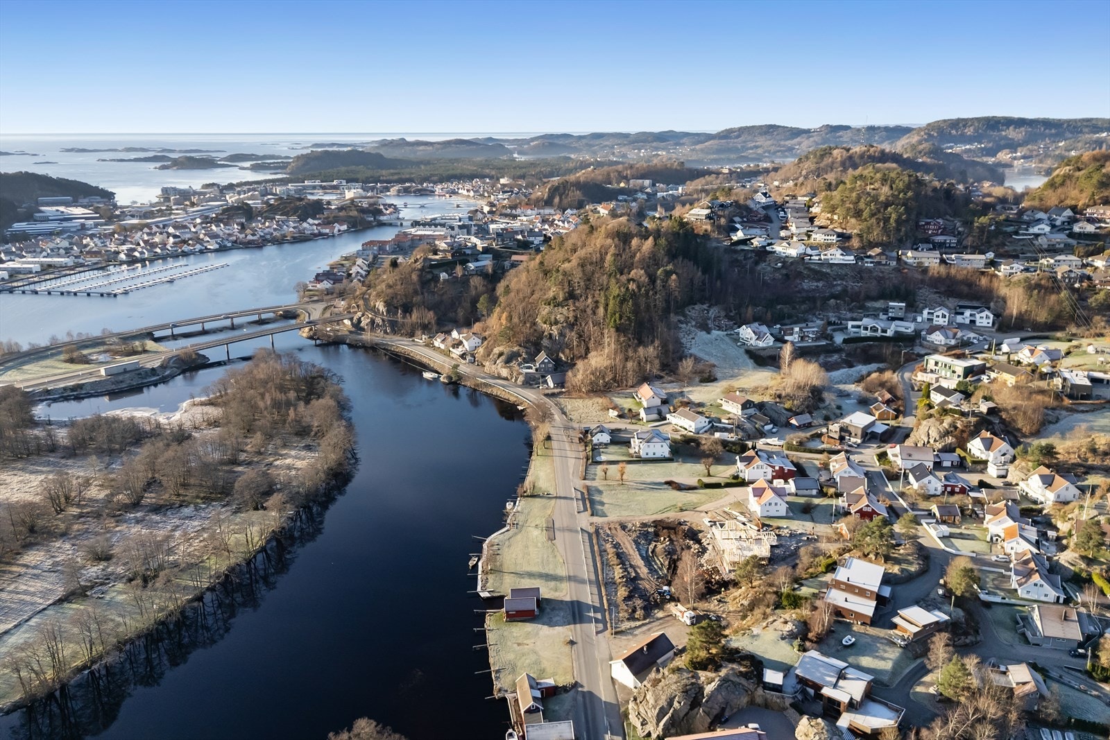Boligen har en sentral beliggenhet og det er kort vei til Mandal sentrum. Galleribilde