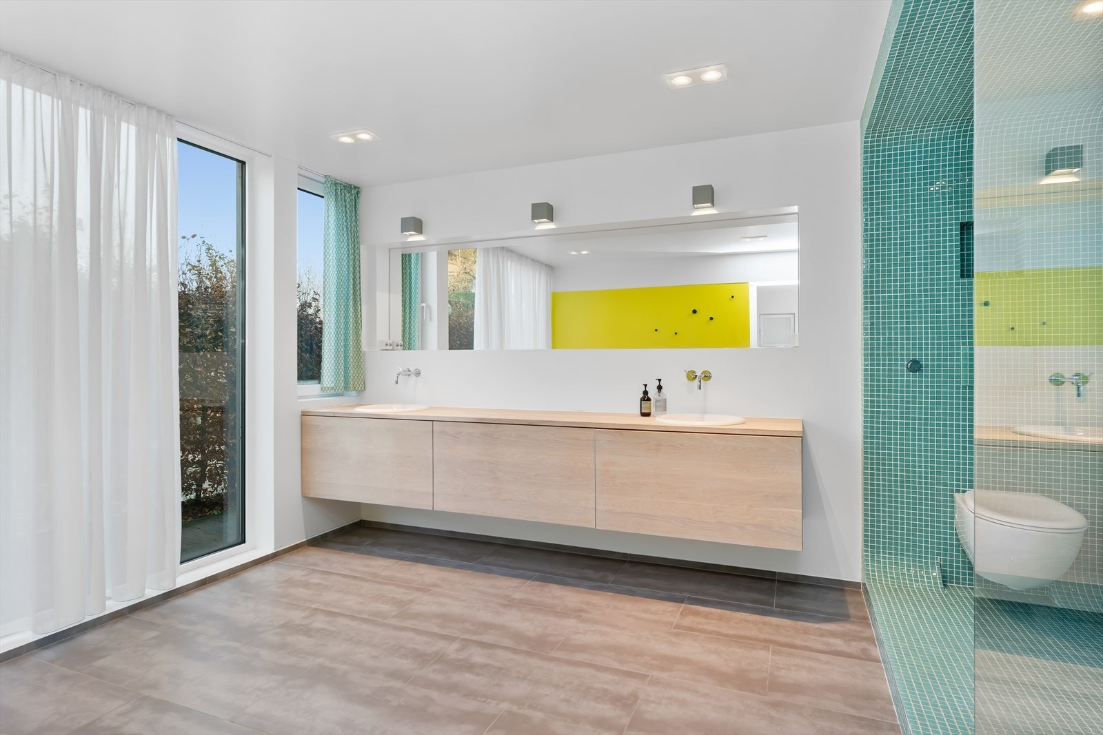 Eget bad i tilknytning til hovedsoverom med dobbel servant, flott baderomsinnredning og romslig dusj. Galleribilde