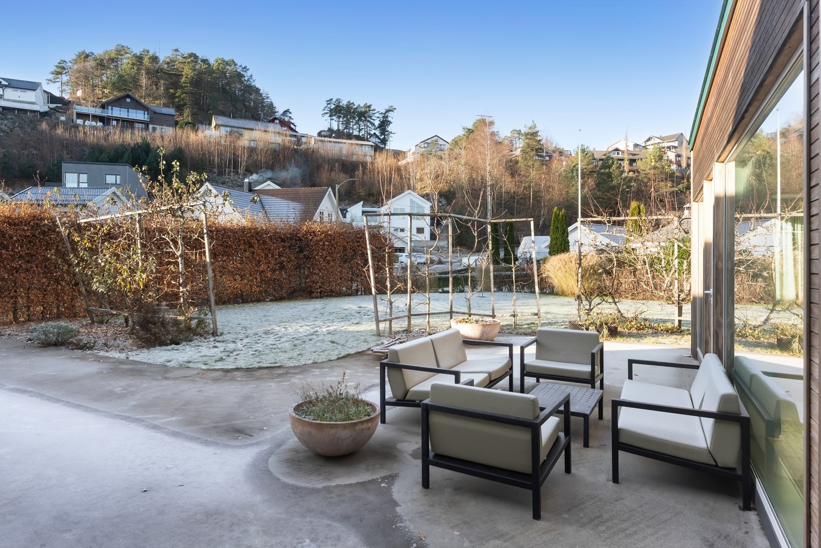 En privat bakhage som har utgang fra stue, kjøkken, mellomgang og hovedsoverom. Galleribilde