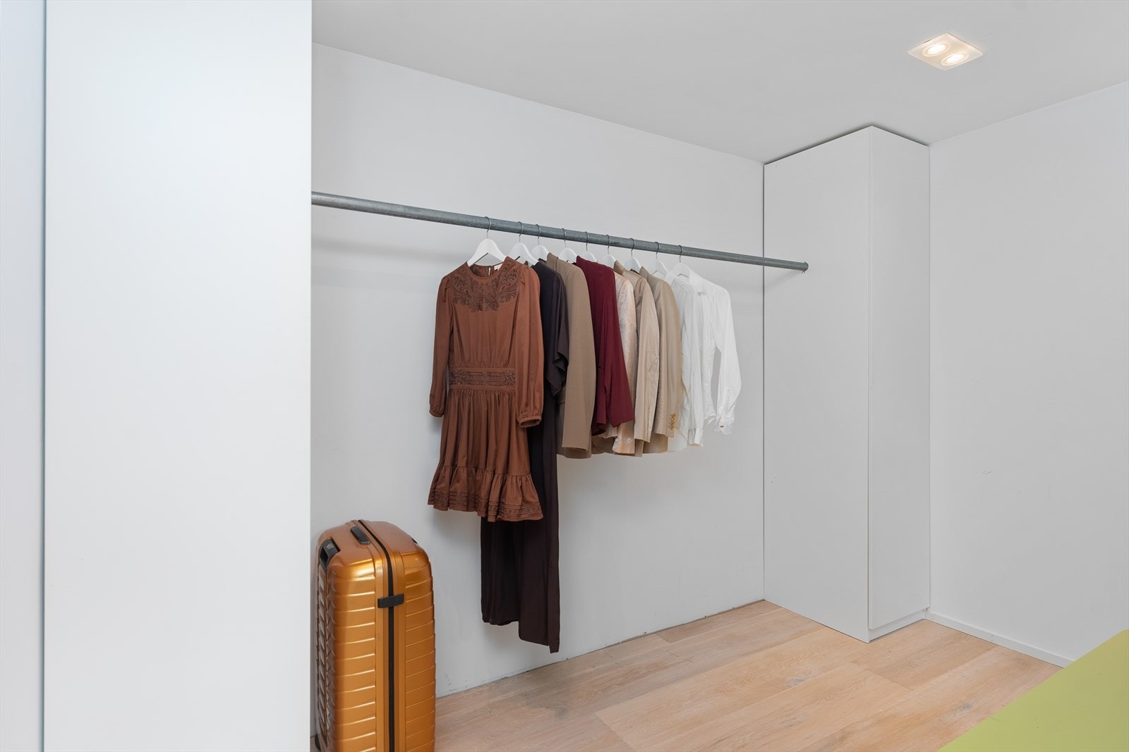 I bakkant finner vi en praktisk garderobeløsning med oppheng til klær og garderobeskap. Galleribilde