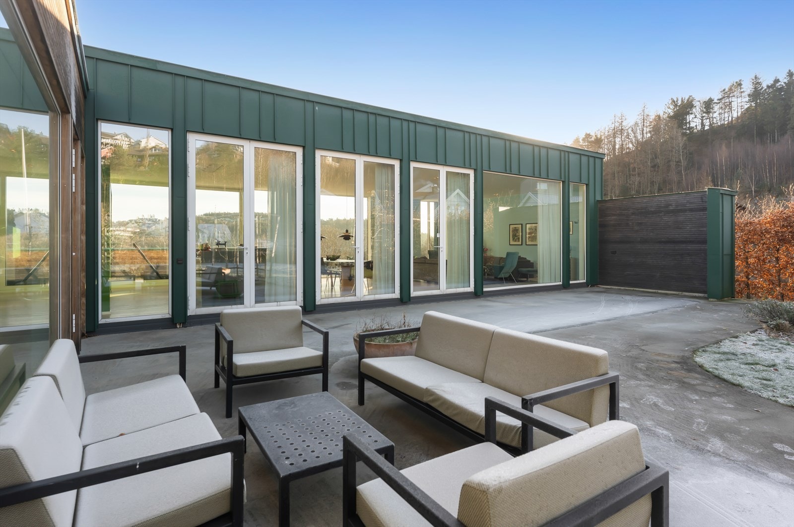 Foldedørene mot kjøkken og stuen kan åpnes opp på fine sommerdager som gir en sømløs overgang fra inne til ute. Galleribilde