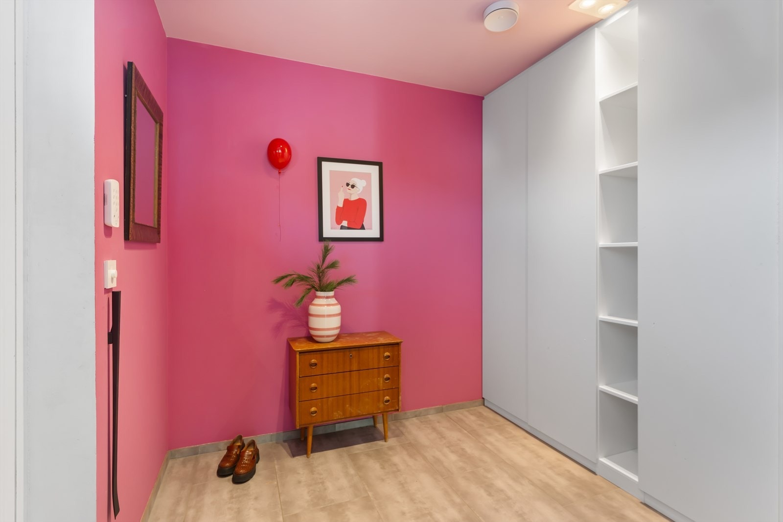 Velkommen inn i entréen. Her har man praktiske garderobeskap for oppbevaring av yttertøy og sko. Galleribilde