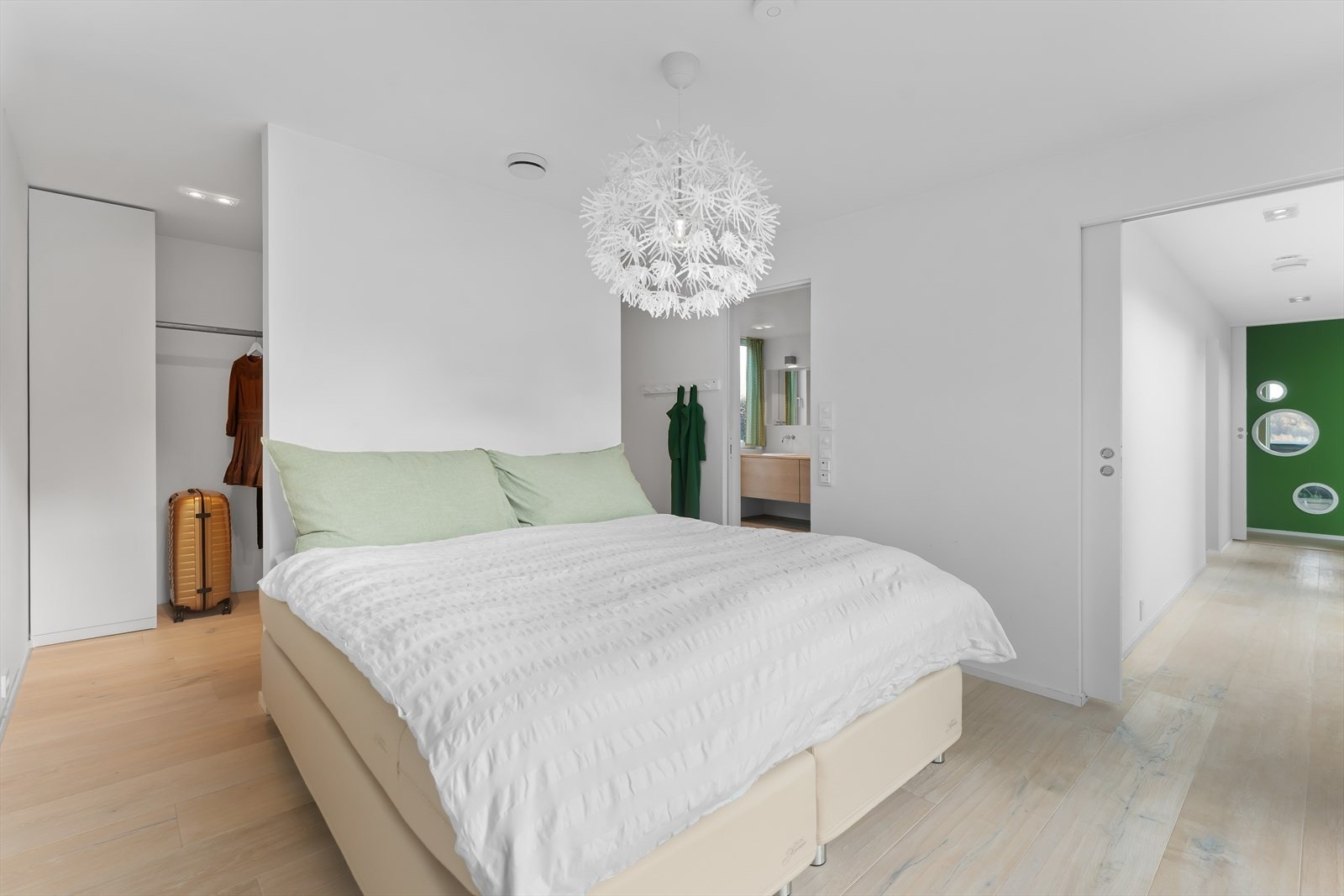 Hovedsoverom med praktisk garderobeløsning i bakkant, samt eget bad. Galleribilde