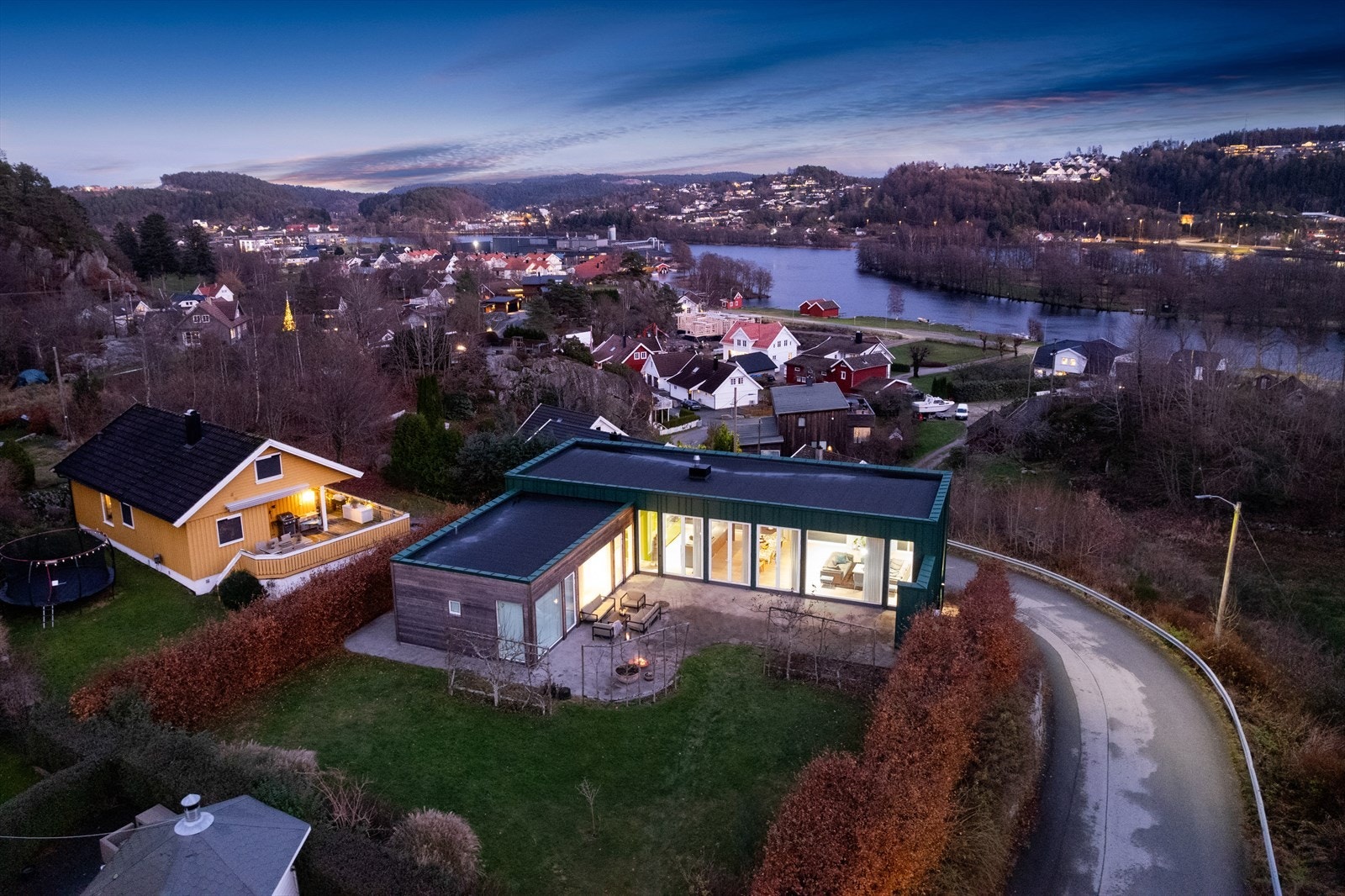 Boligen har en flott beliggenhet med utsikt mot Mandalselva og har kort vei til sentrum. Galleribilde