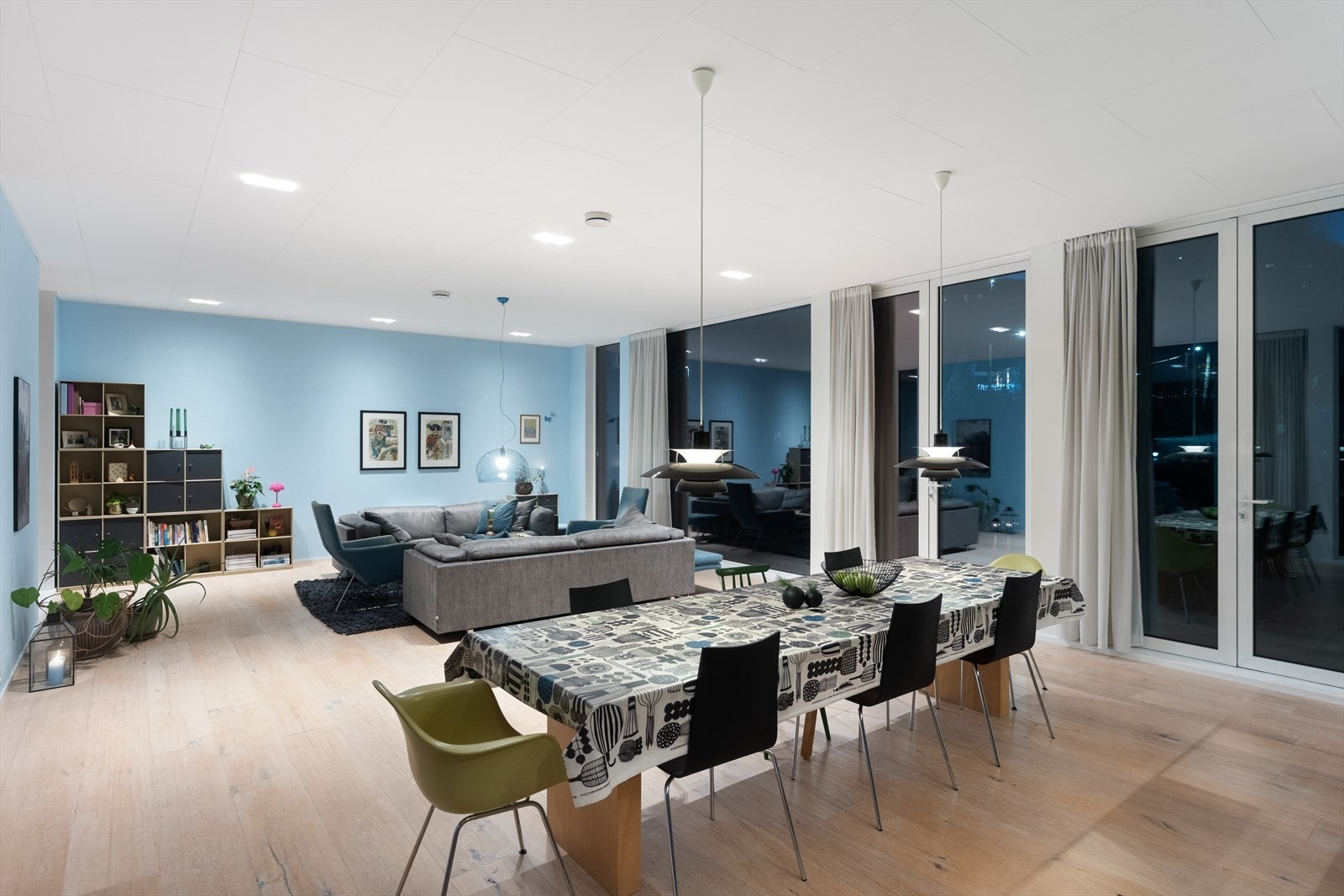 I 2. etasje kommer vi inn til en svært romslig og luftig stue. Galleribilde