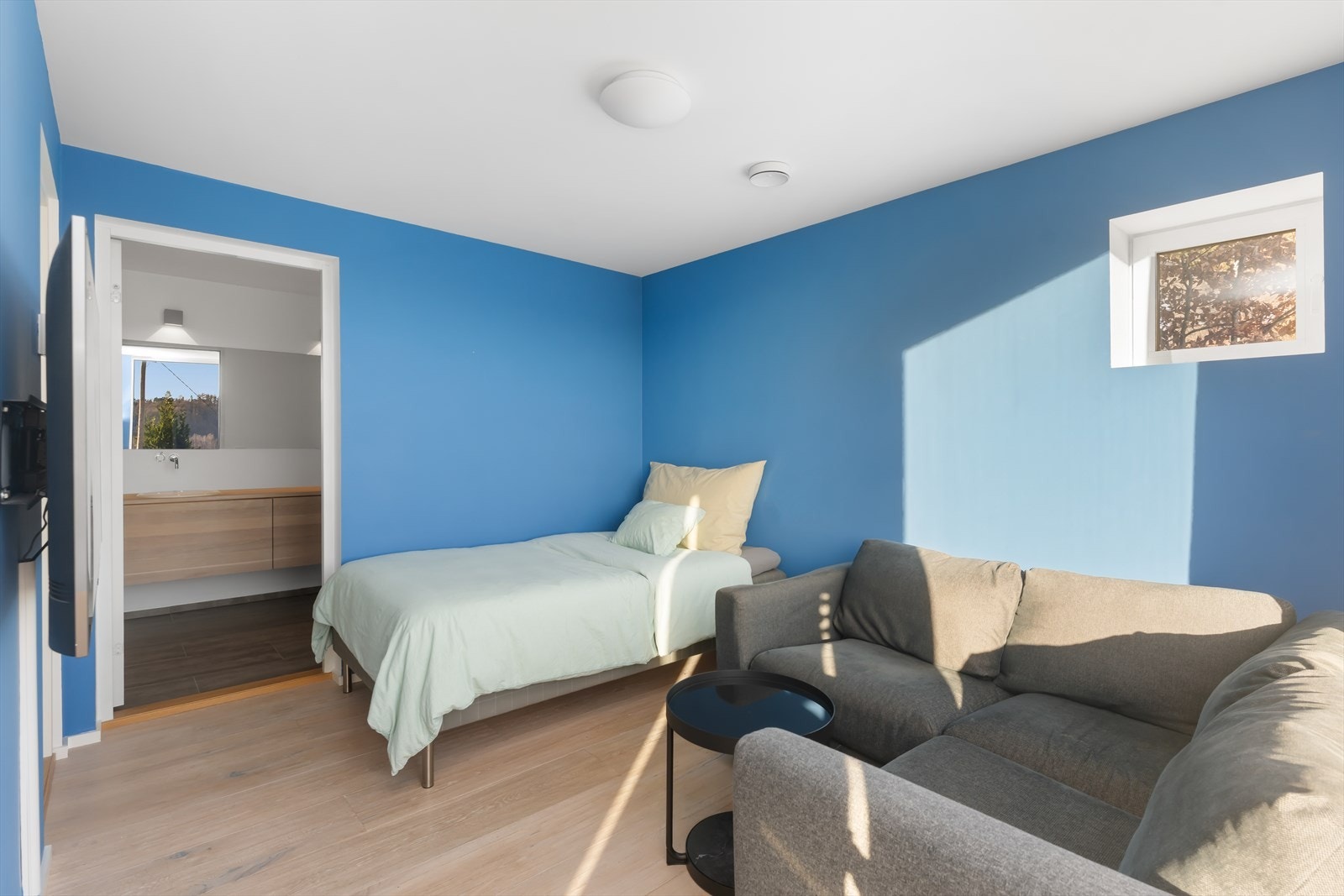 Videre kommer vi inn til det største soverommet i 1. etasje med eget bad og tilknyttet bod. Galleribilde