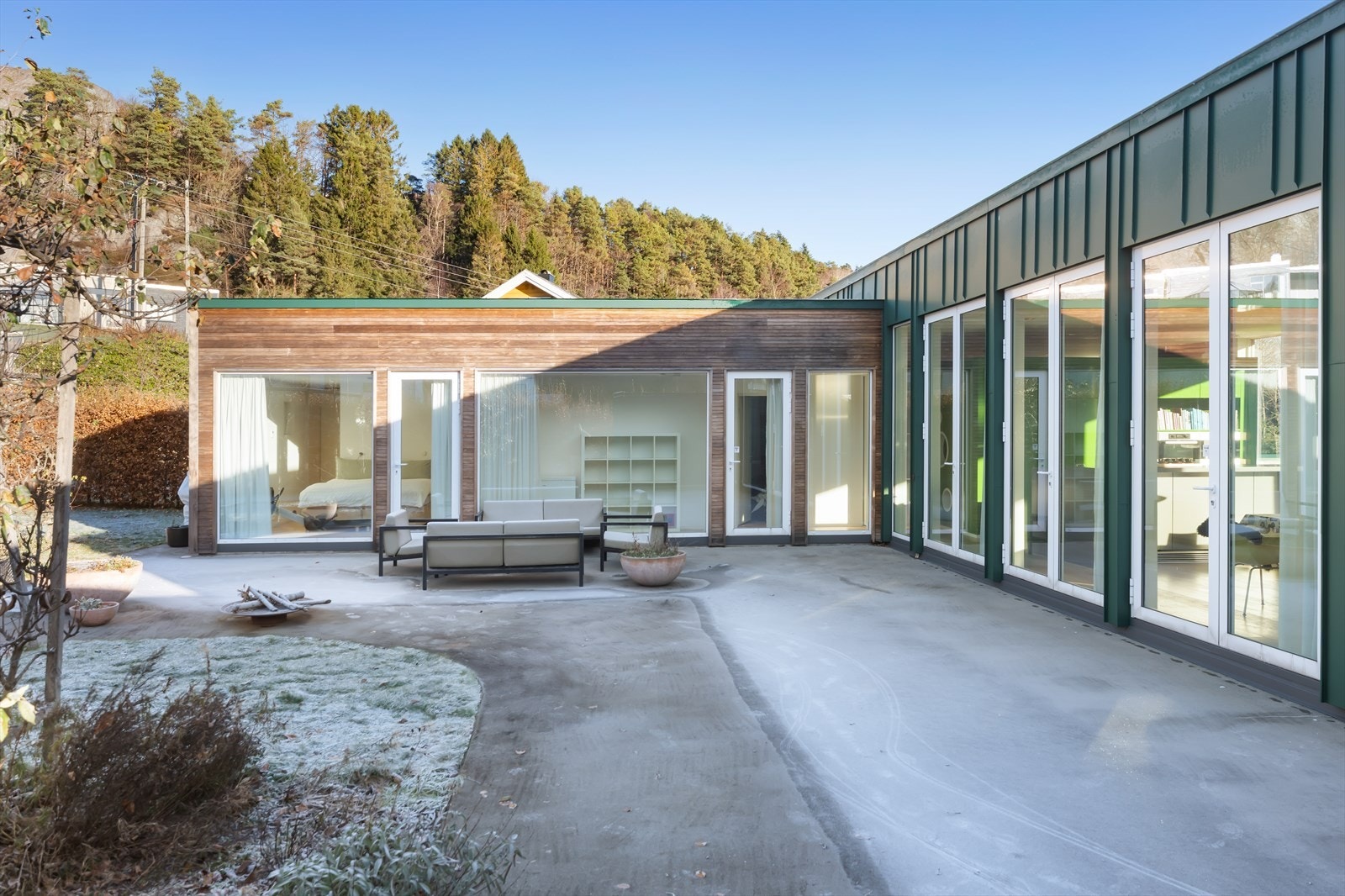 Her kan man nyte fine sommerdager og man har plass til flere utemøbler og soner. Galleribilde