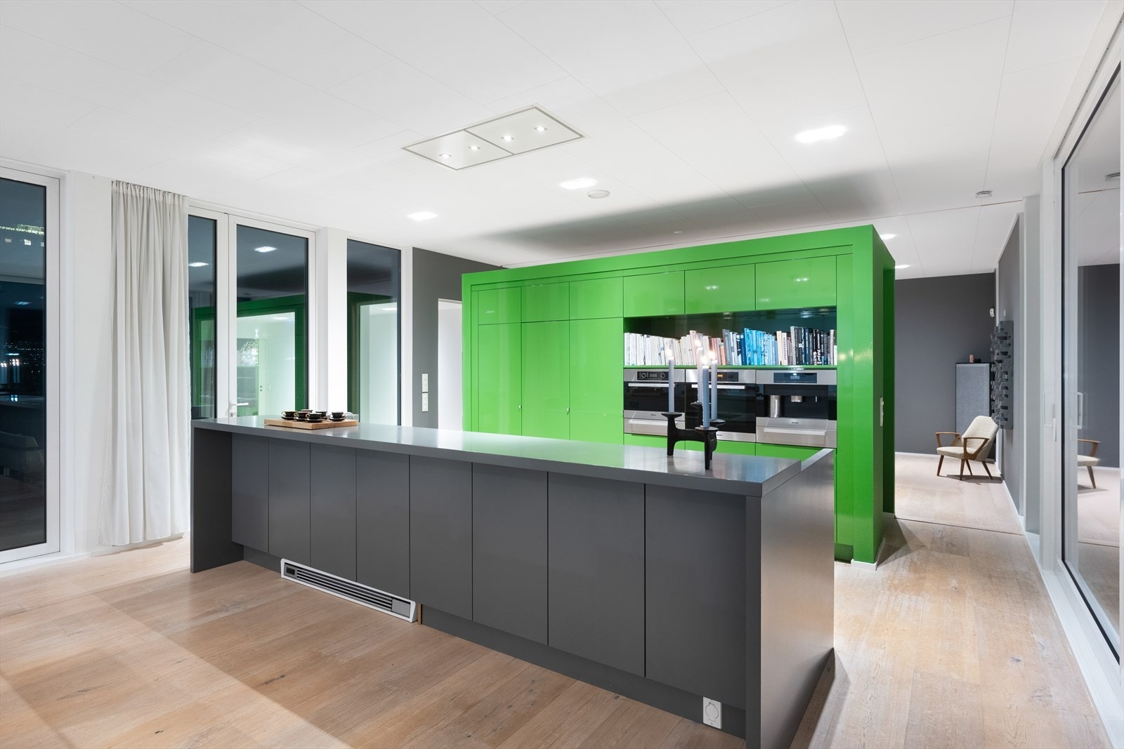 Stuen har en åpen løsning mot kjøkkenet som er hjertet i huset. Galleribilde