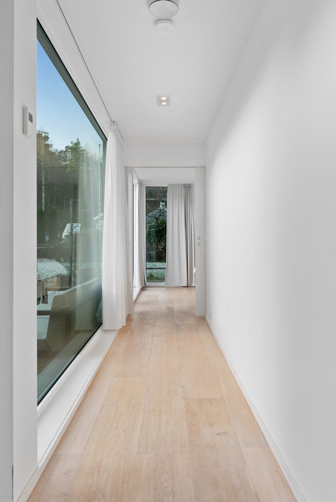 Mellomgang med inngang til hovedsoverom, samt gjesterom/treningsrom. Galleribilde