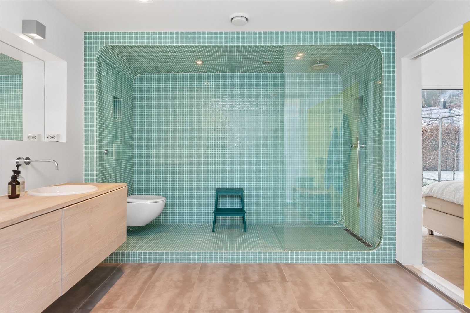 Også her finner vi eksklusive blandebatteri fra Vola. Det er også opplegg for badekar på dette badet. Galleribilde