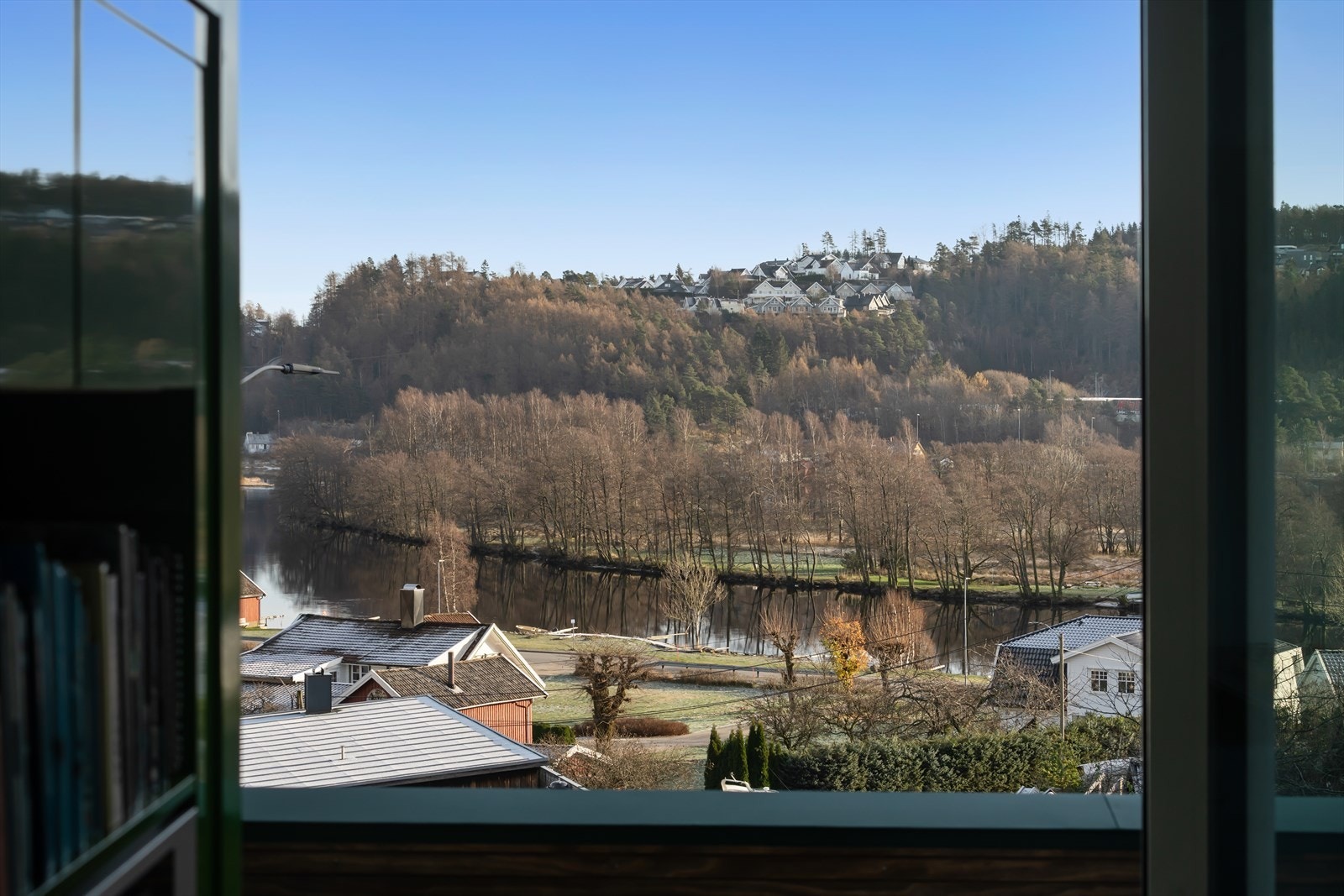 Flott utsikt mot Mandalselva som kan nytes fra kjøkken og stue. Galleribilde