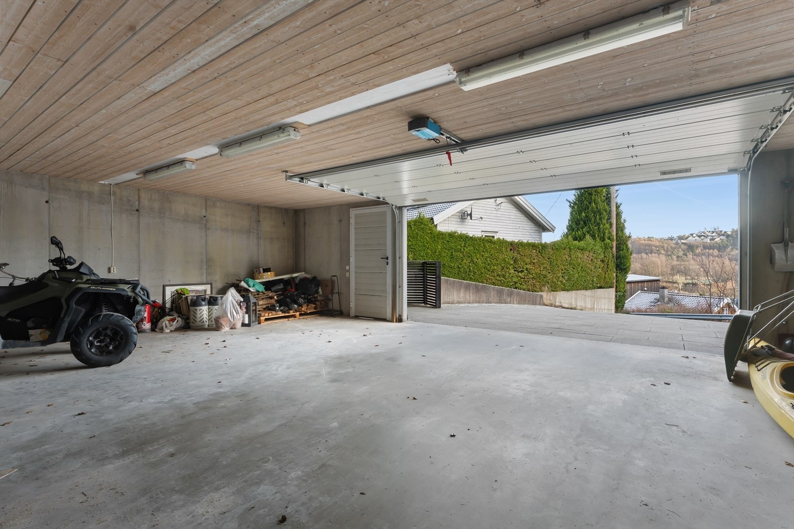 Boligen har en romslig garasje og tilknyttet kjeller med god lagringsplass. Galleribilde