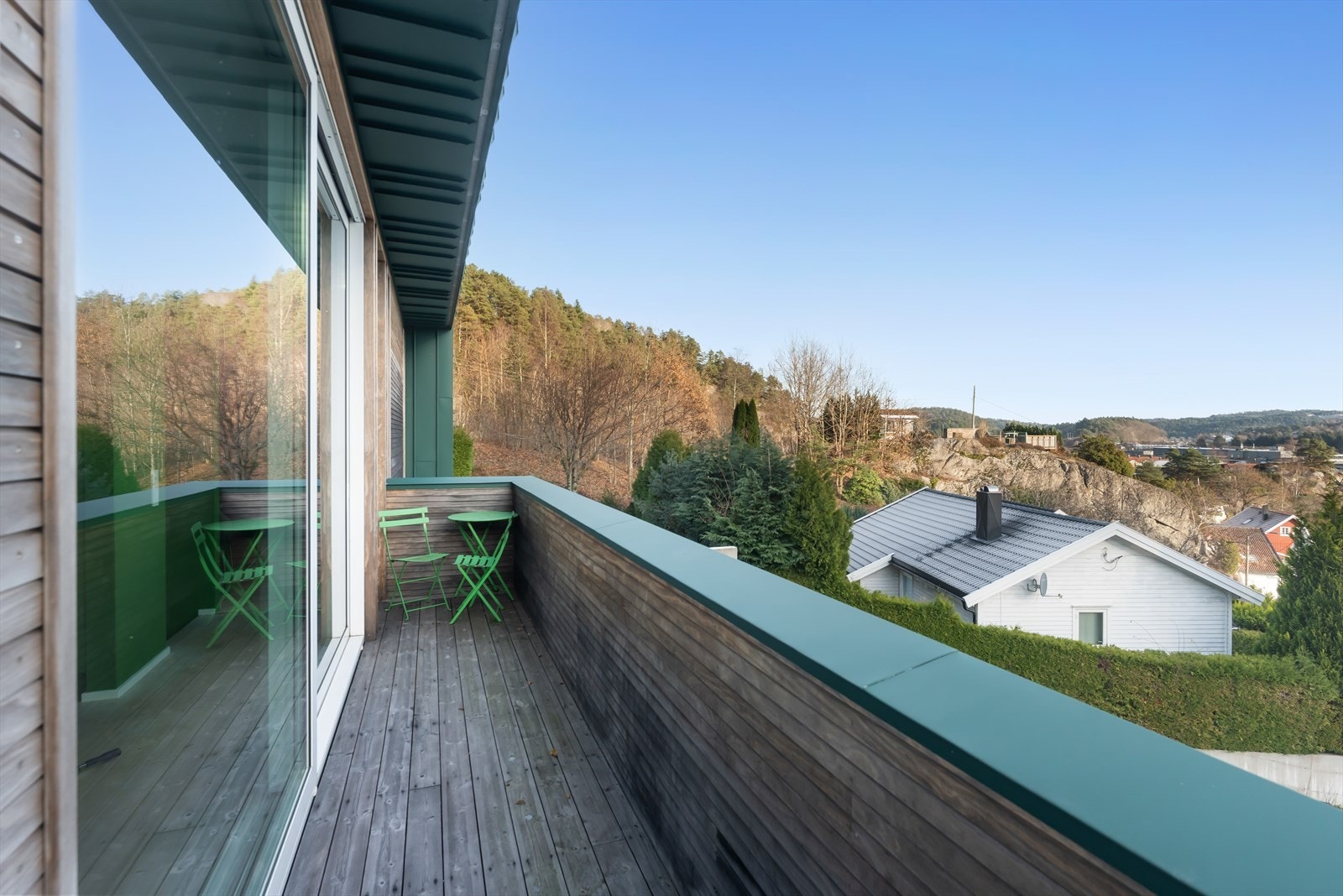 Fra kjøkkenet har man utgang til en hyggelig veranda. Galleribilde