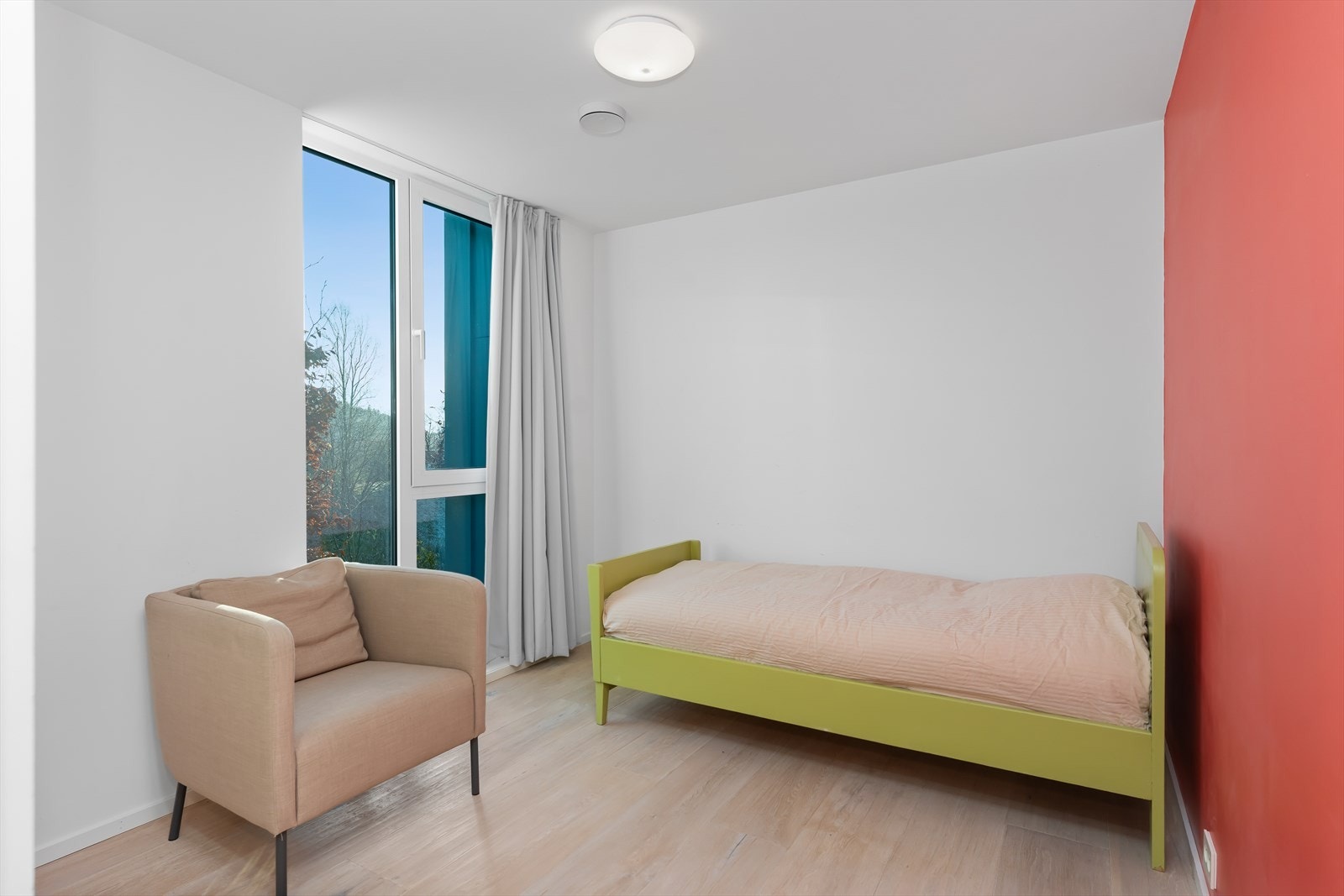 Soverom 1 med god plass til seng og tilhørende småmøbler. Galleribilde