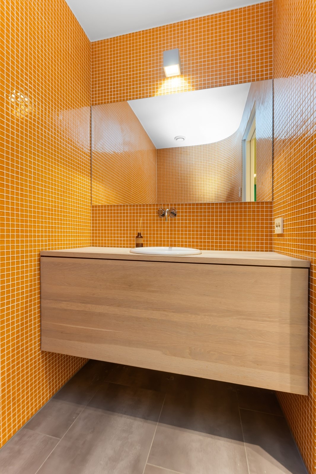 Med baderomsinnredning og servant. Galleribilde