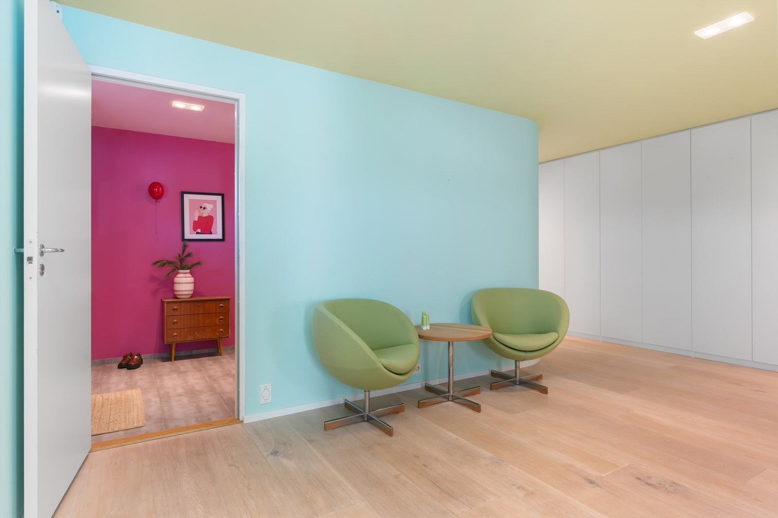 Videre kommer vi inn til en romslig gang. Her har man også stor garderobeløsning som strekker seg over hele veggen. Galleribilde