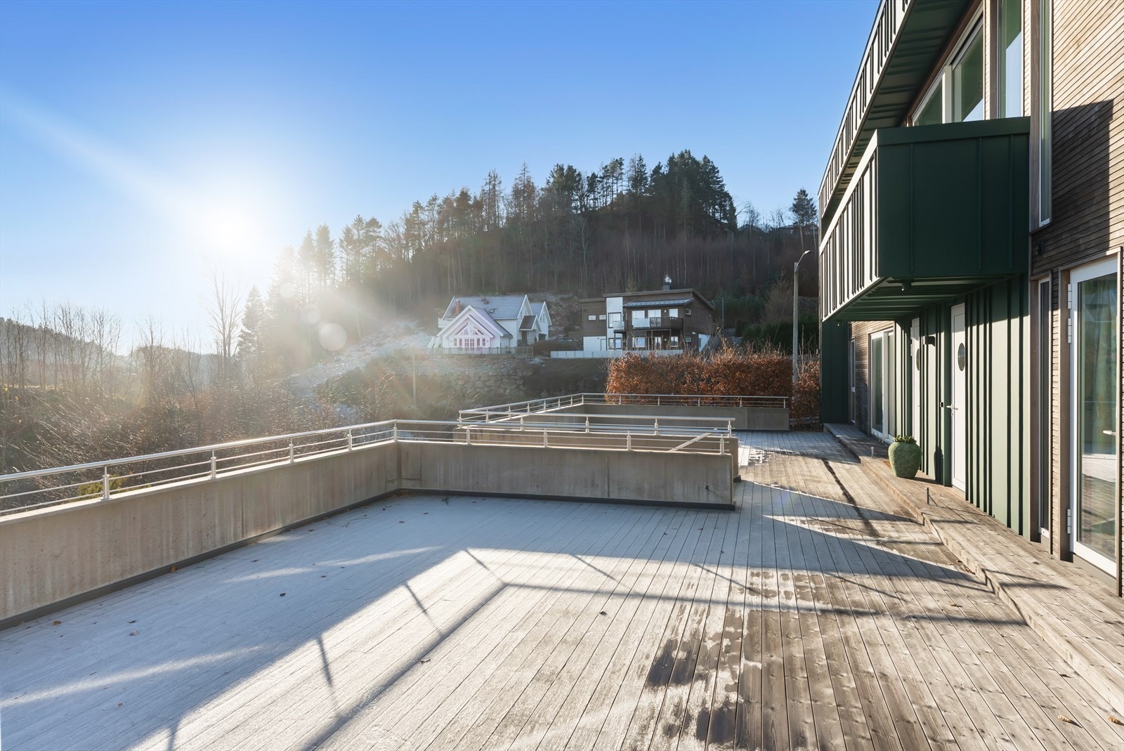 Boligen har store utområder og gode solforhold som kan nytes gjennom hele dagen. På motsatt side av trapp er det lagt opp og klargjort for basseng. Galleribilde