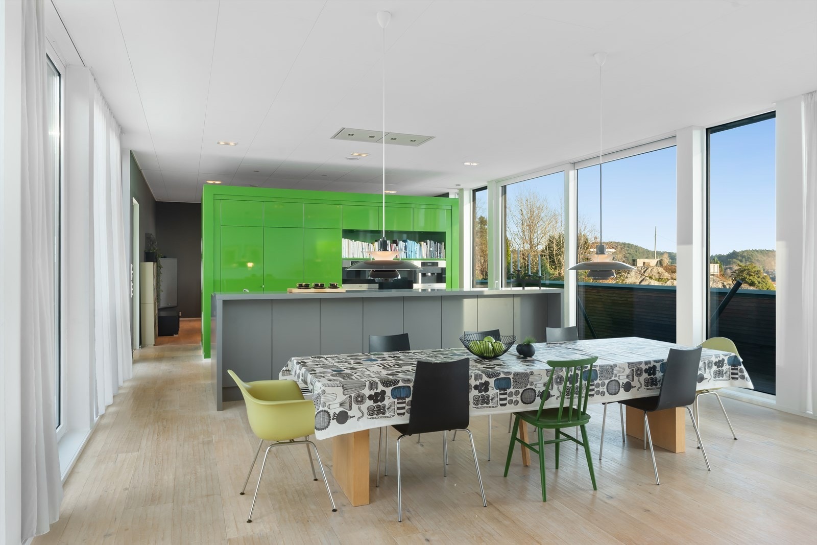 I stuen har man god plass til møblering med spisegruppe og man har plass til mange gjester. Galleribilde