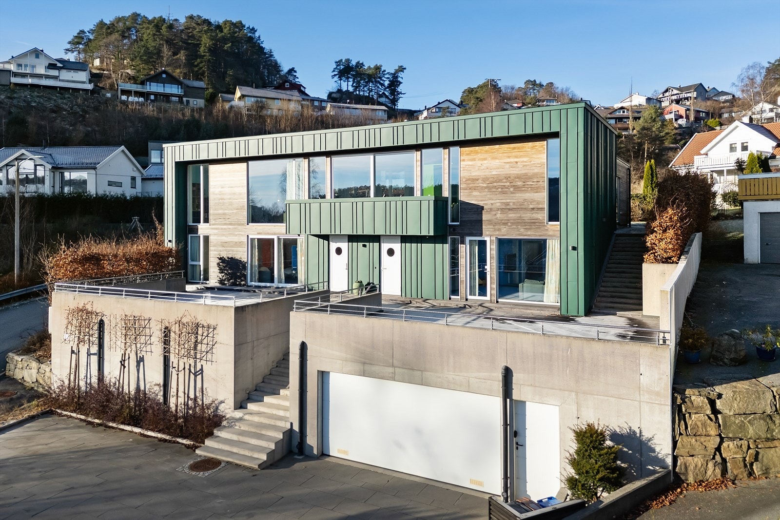 Eiendomsmegler 1 v/ Fredrik Bentsen har gleden av å presentere denne nyere og eksklusive eneboligen i Molkebakken 25! Foto: Morten Fasseland. Galleribilde