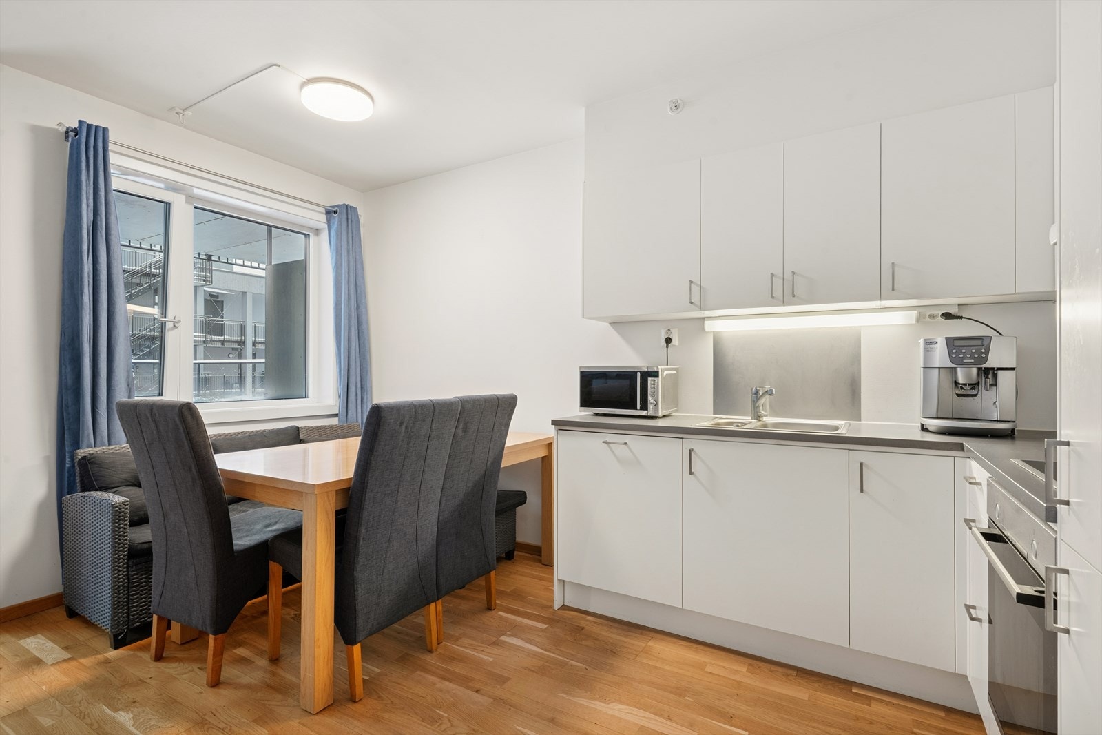 Kjøkkenet er utstyrt med integrerte hvitevarer bestående av platetopp, stekeovn, oppvaskmaskin og kombinert kjøl/frys. Galleribilde