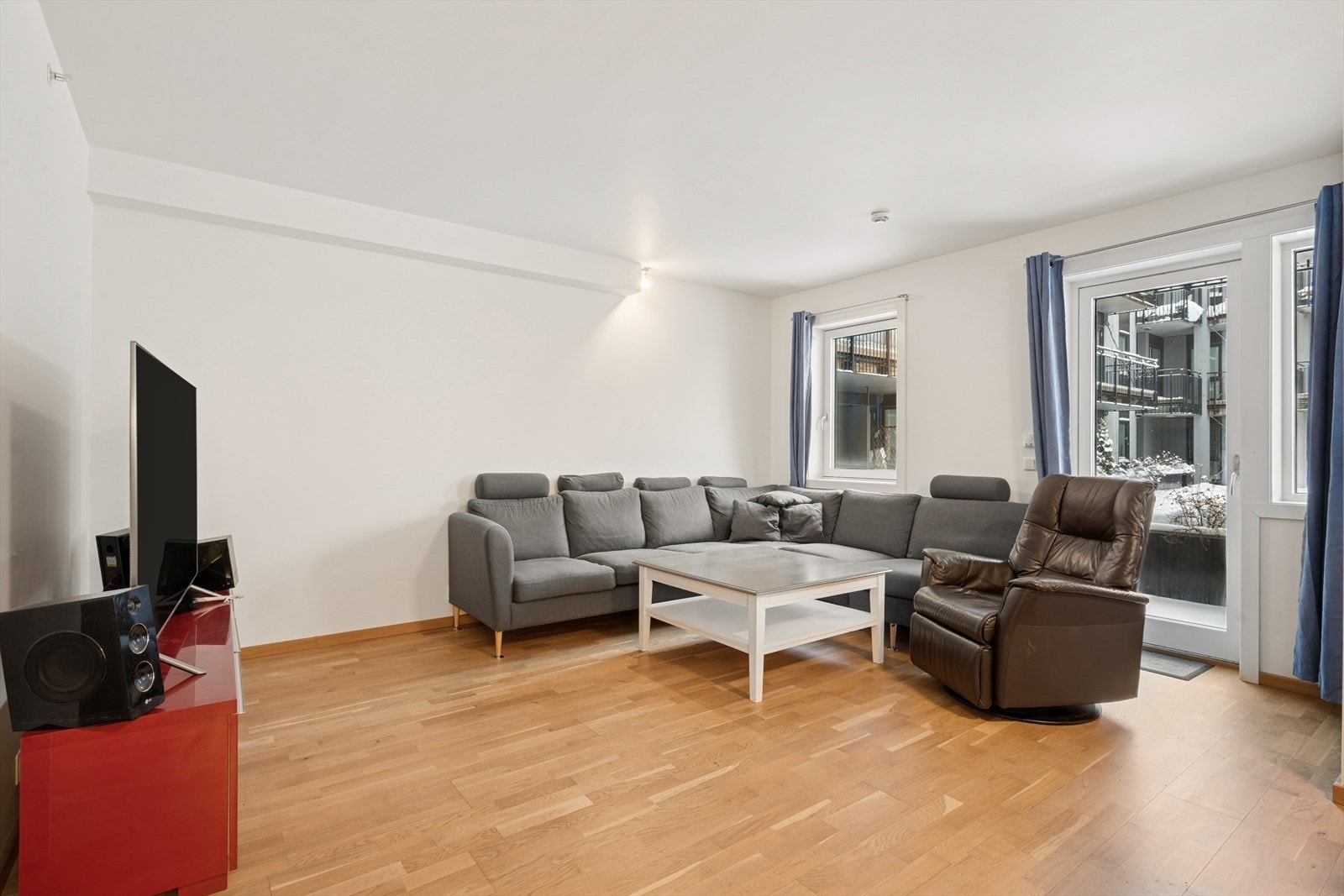 Leiligheten byr på en flott stue med enkel innredning som gir rommet en lys og åpen følelse. Den åpne planløsningen mellom stue og kjøkken gjør det enkelt å samle venner og familie, og skaper samtidig en naturlig flyt i hverdagen. Galleribilde