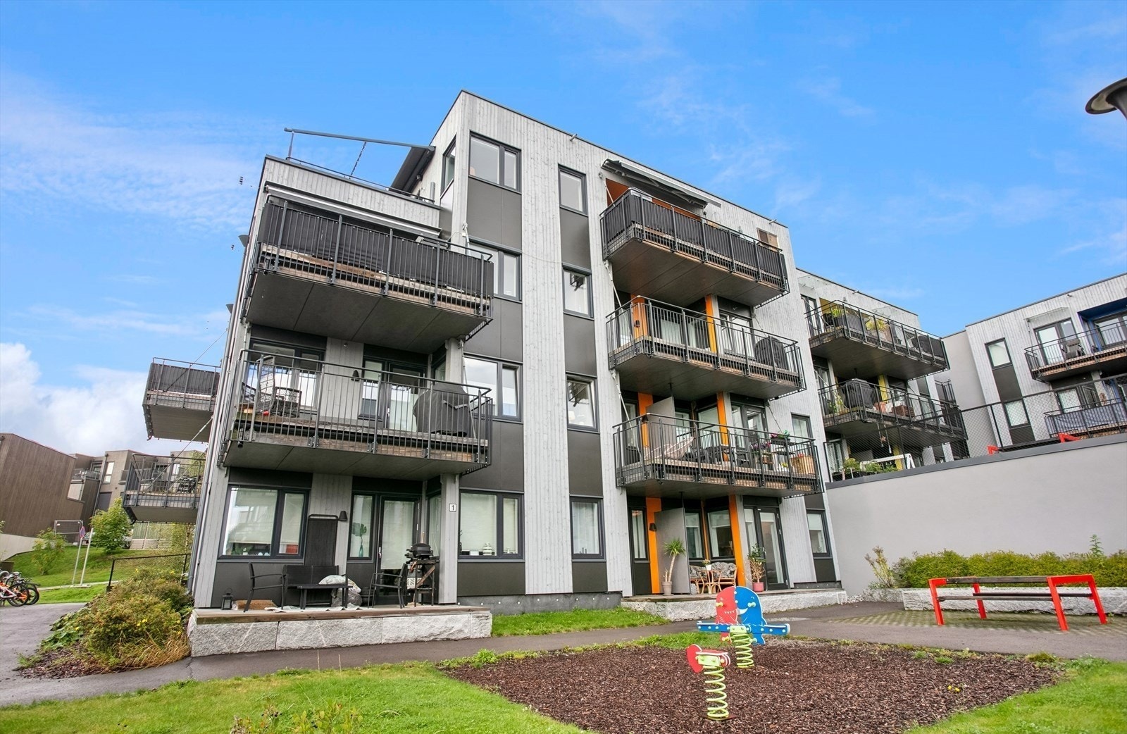 Eiendommen ligger i et populært og barnevennlig boligområde på Kjeller i Lillestrøm kommune. Galleribilde