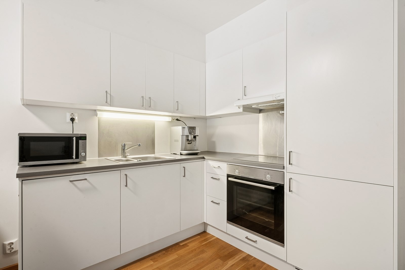 Leiligheten har et lyst og pent kjøkken med god skap- og benkeplass. Kjøkkeninnredningen har glatte fronter og benkeplate i laminat, samt oppvaskkum i stål. Galleribilde